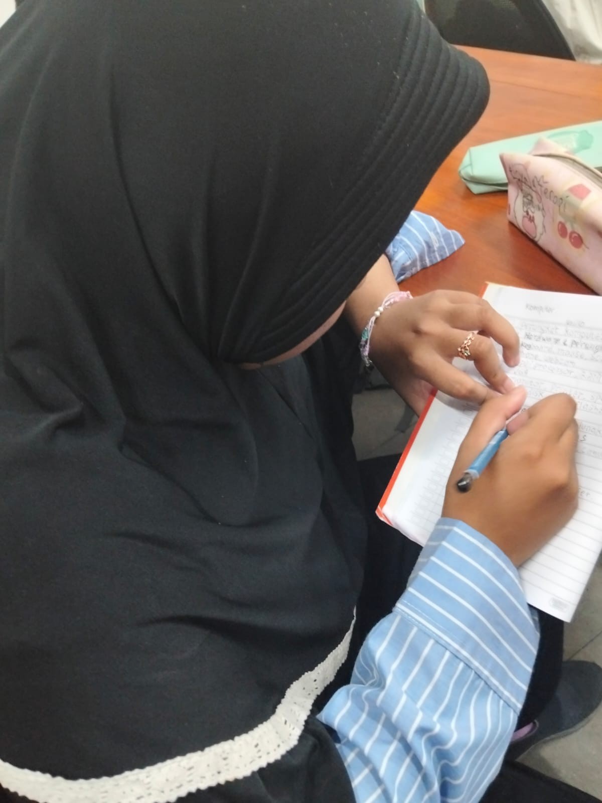 <p>Saya mendimpingi siswa tisya untuk belajar yang...