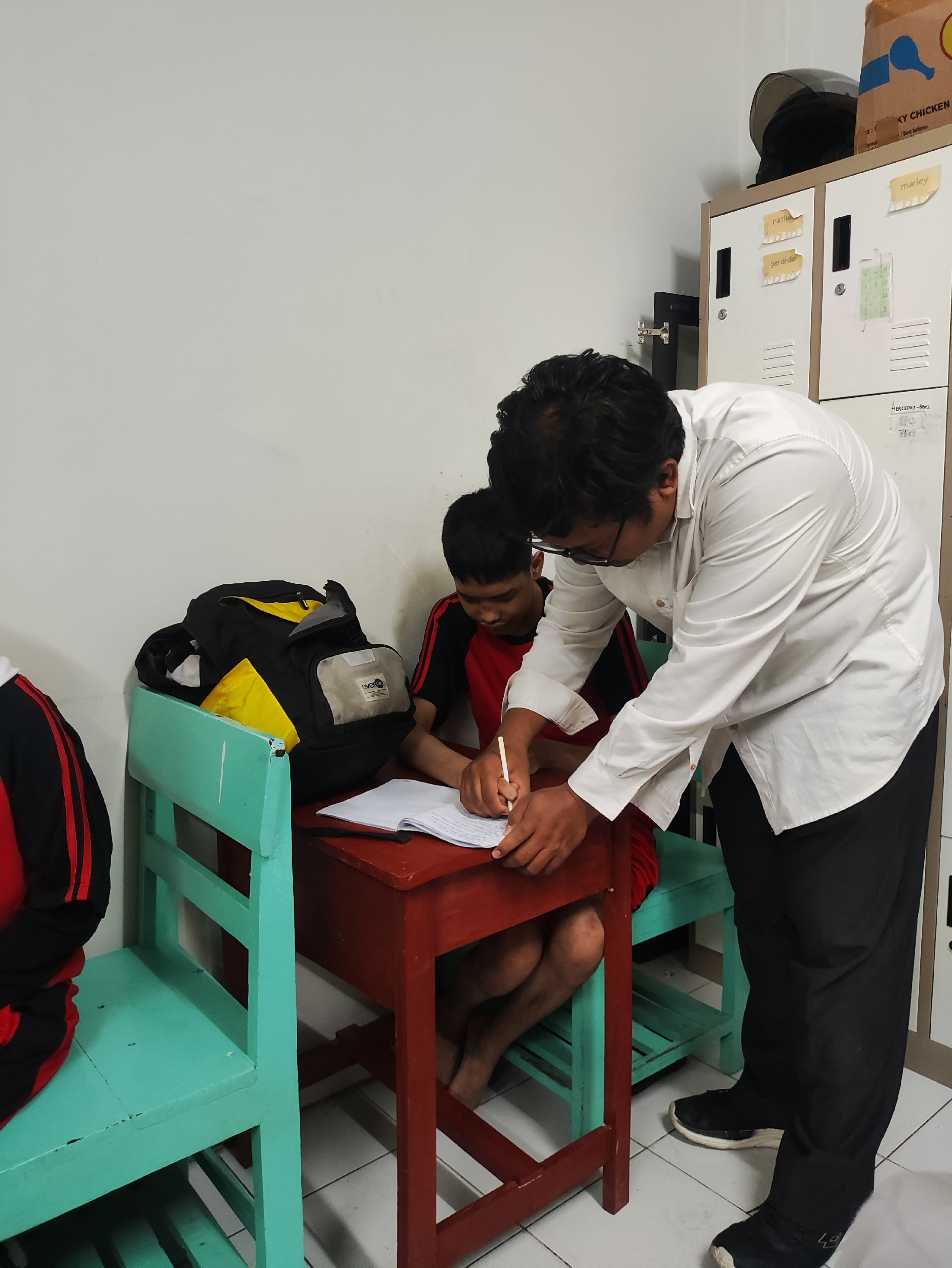 <p>Membantu anak-anak mengerjakan bks</p>