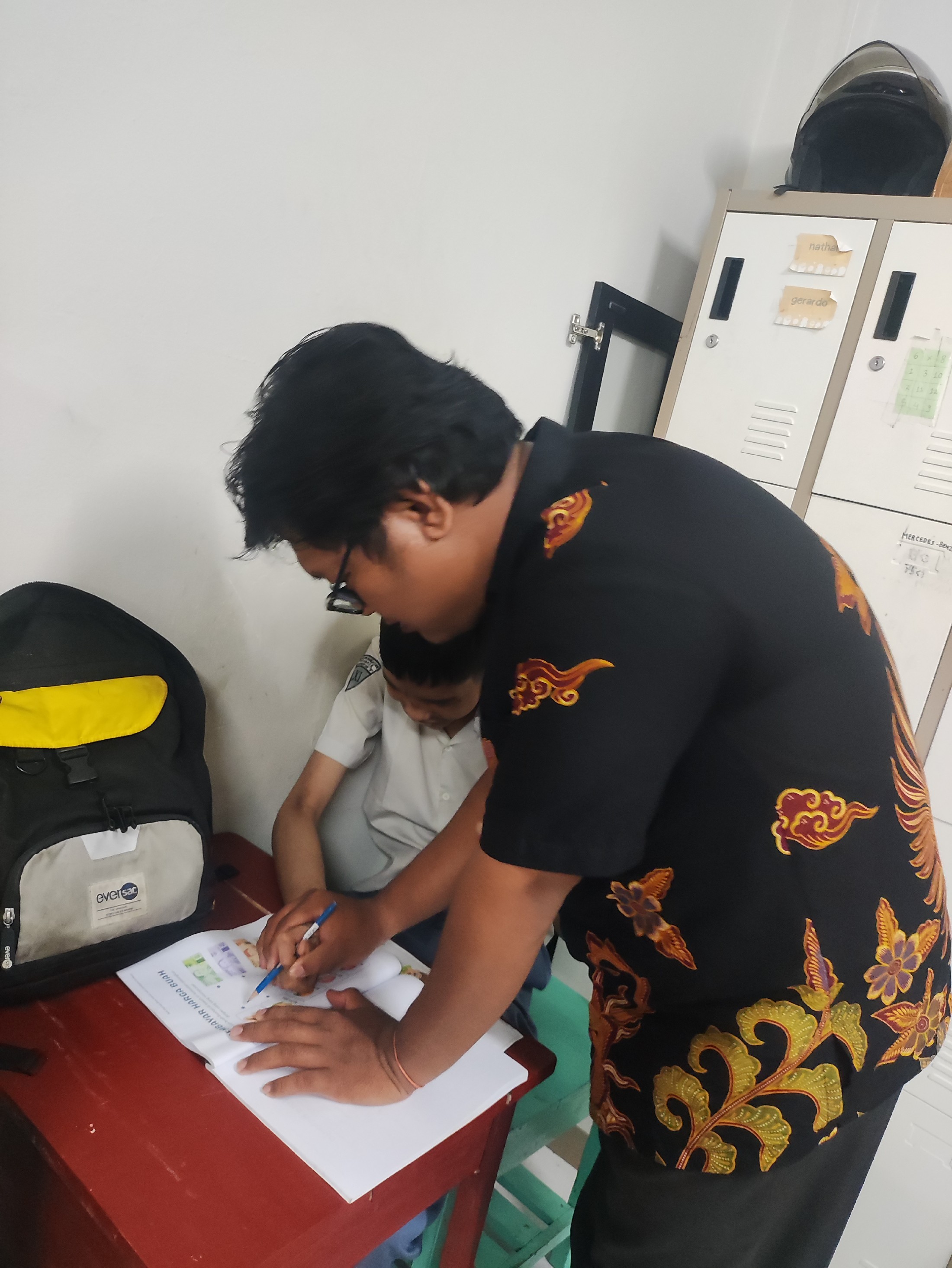 <p>Membantu anak-anak mengerjakan bks</p>