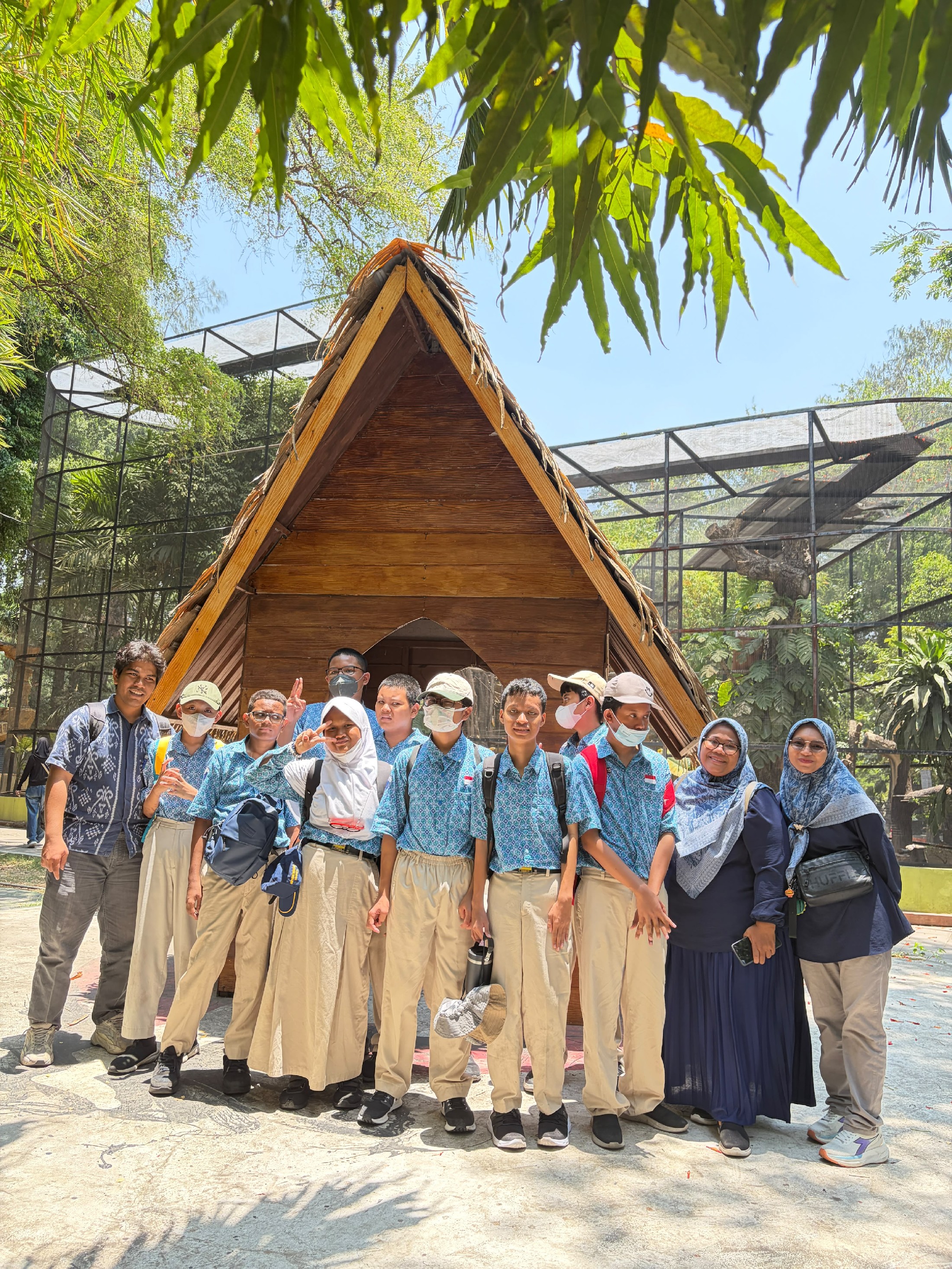 <p>Mendampingi anak-anak SMP dalam kegiatan outing...