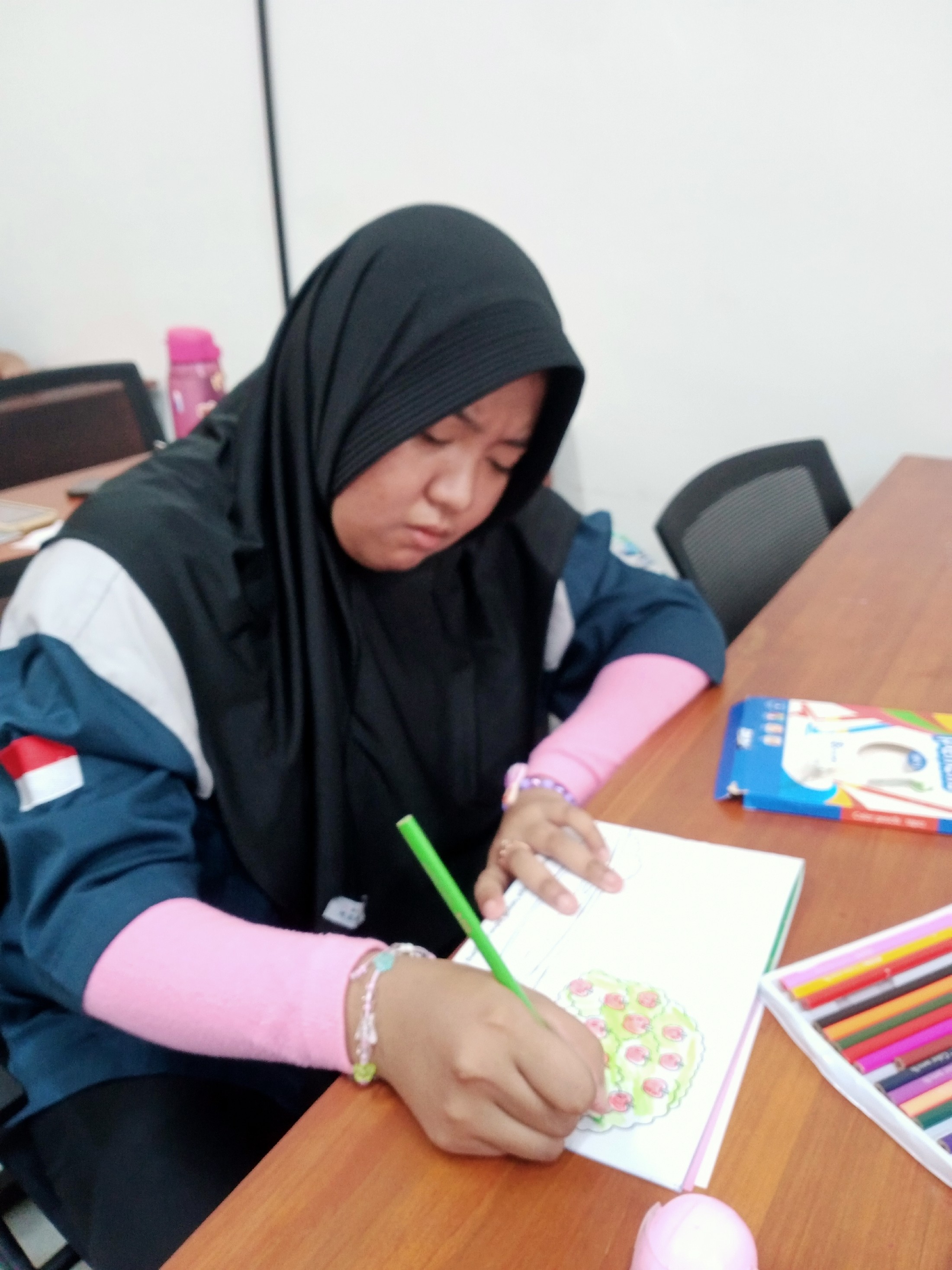 <p>Saya mendimpingi siswa tisya untuk mewarnai gam...