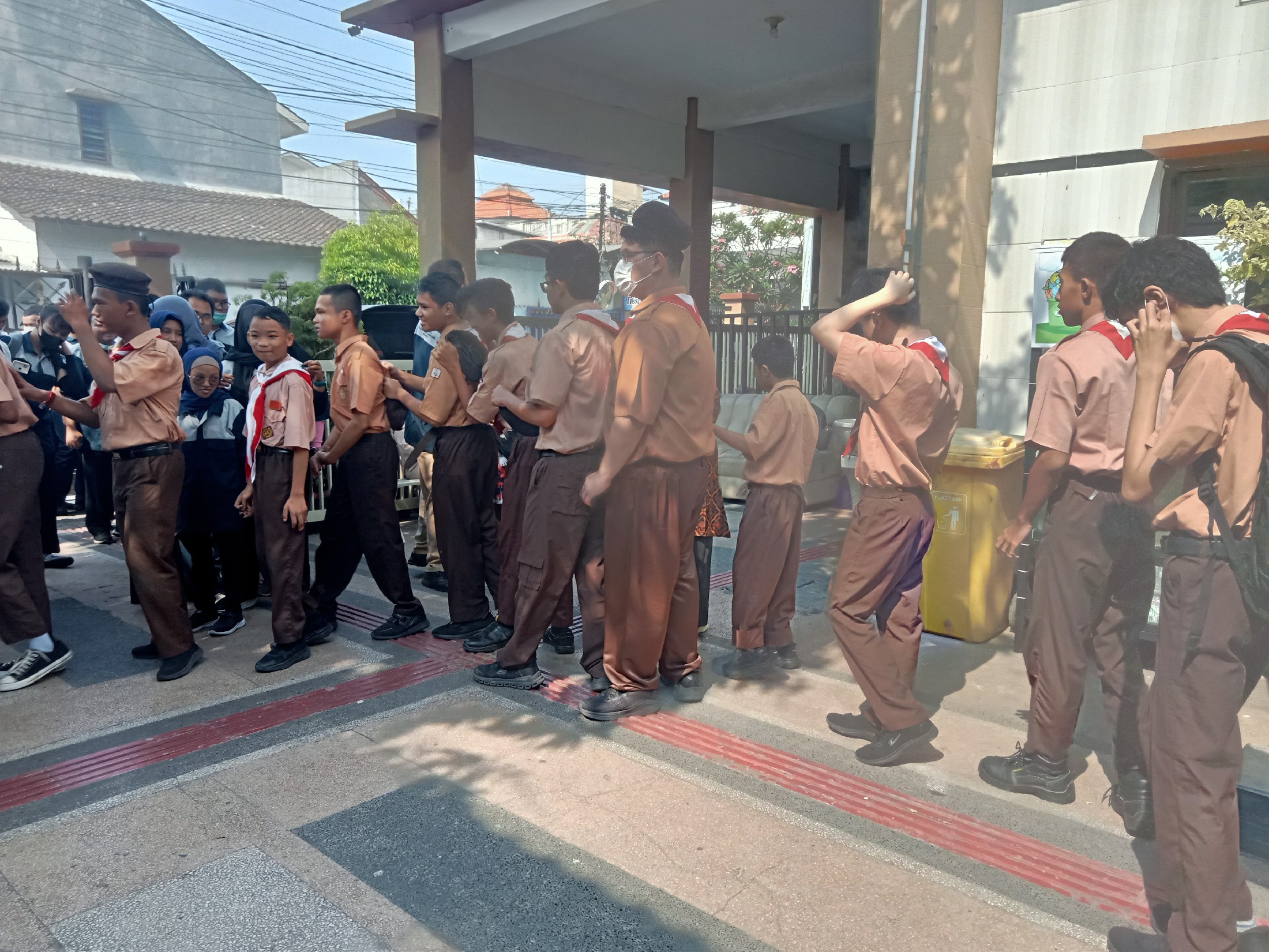 <p>Mendampingi kegiatan upacara dan apel pagi</p>