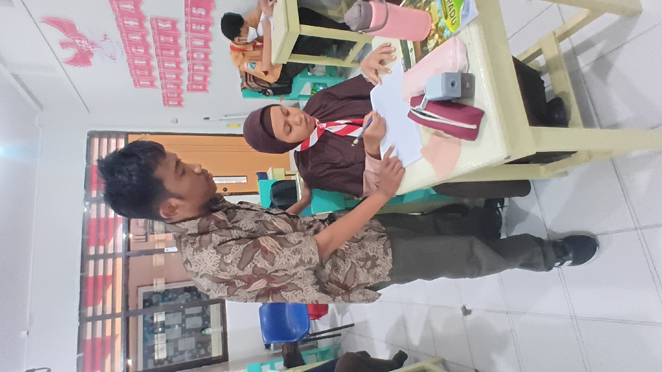 <p>Mendampingi siswi kelas X belajar Sosiologi di...
