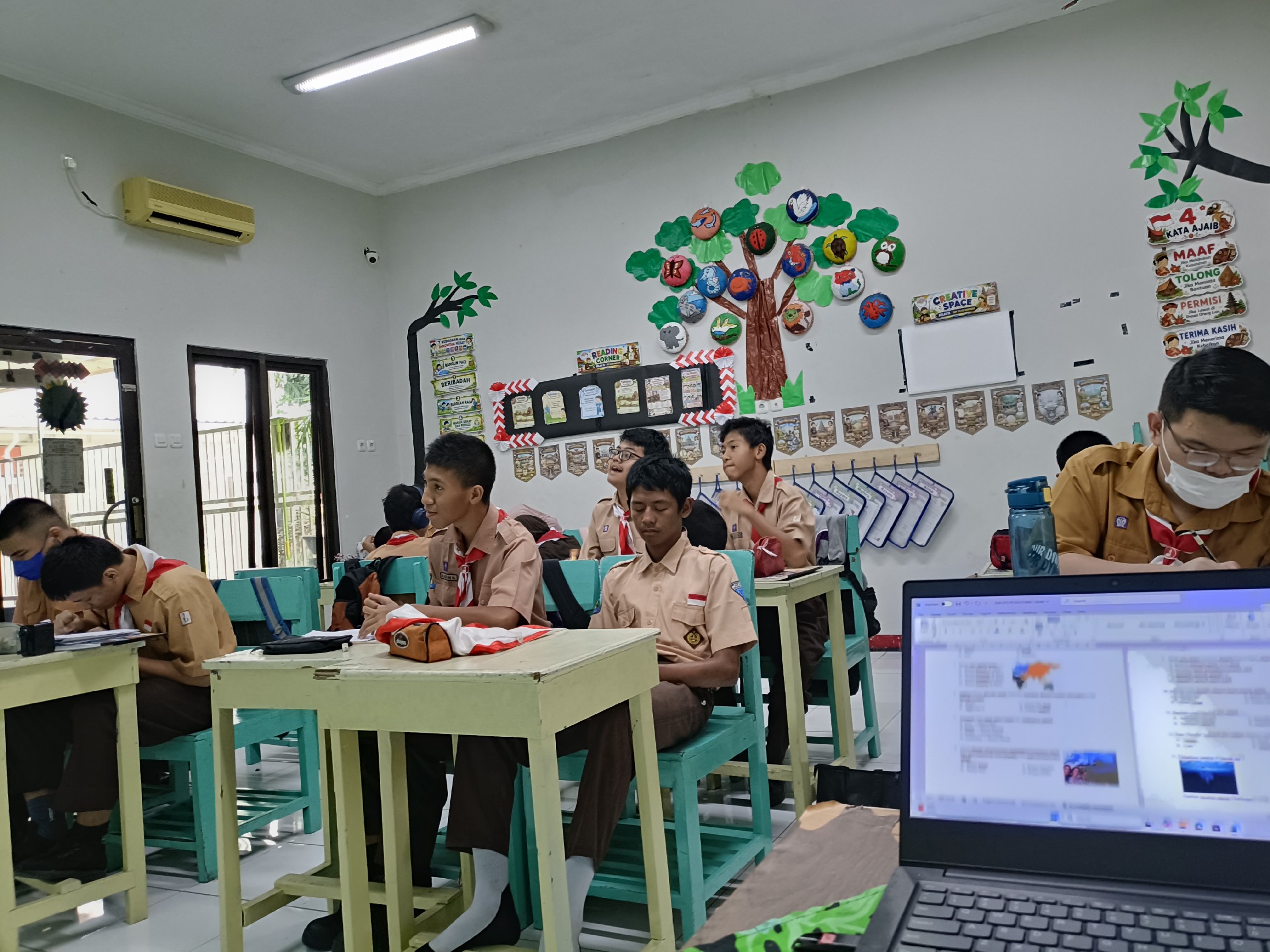 <p>Latihan soal kisi-kisi UTS IPS&nbsp;</p>