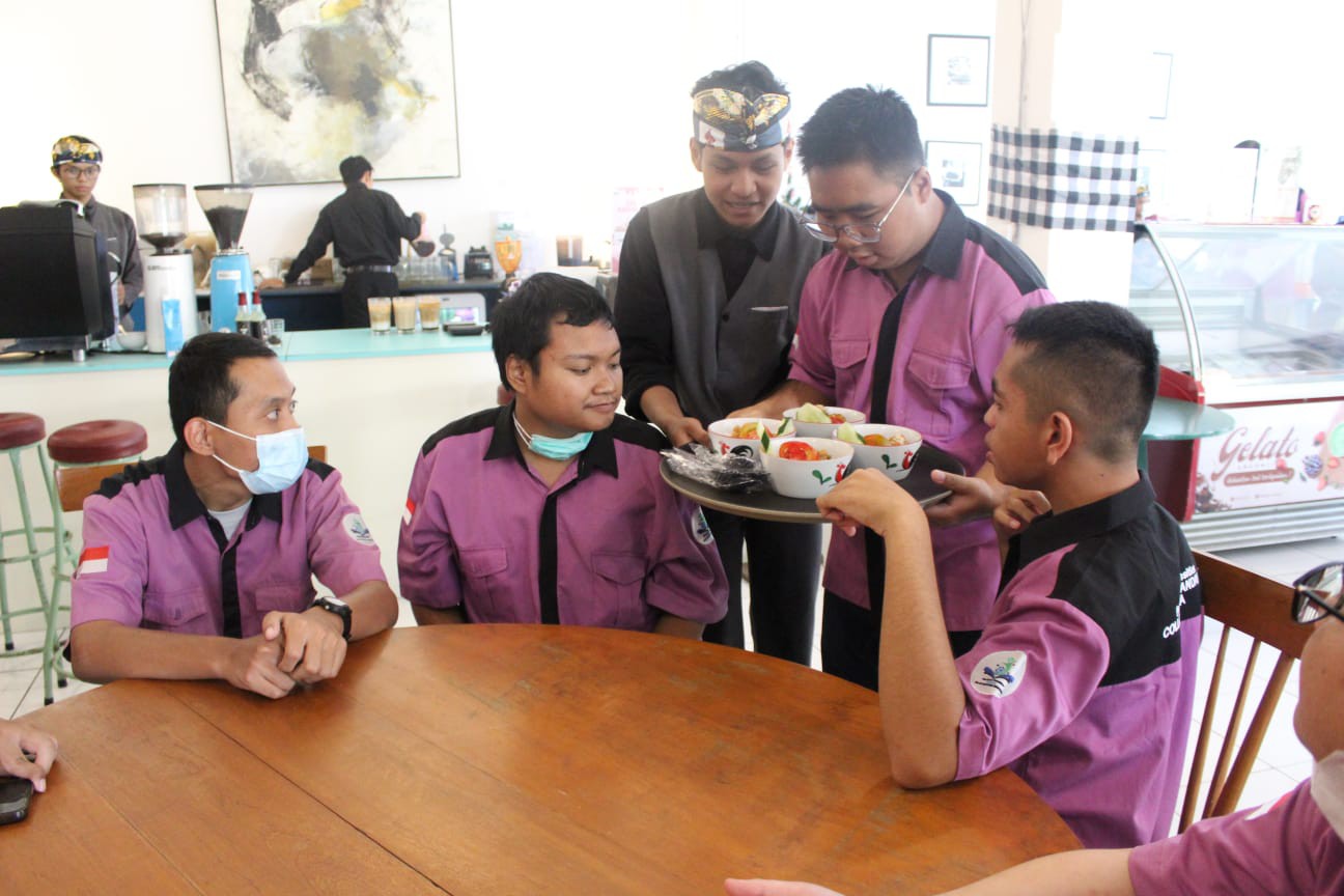 <p>Kegiatan restaurant experience day by college g...