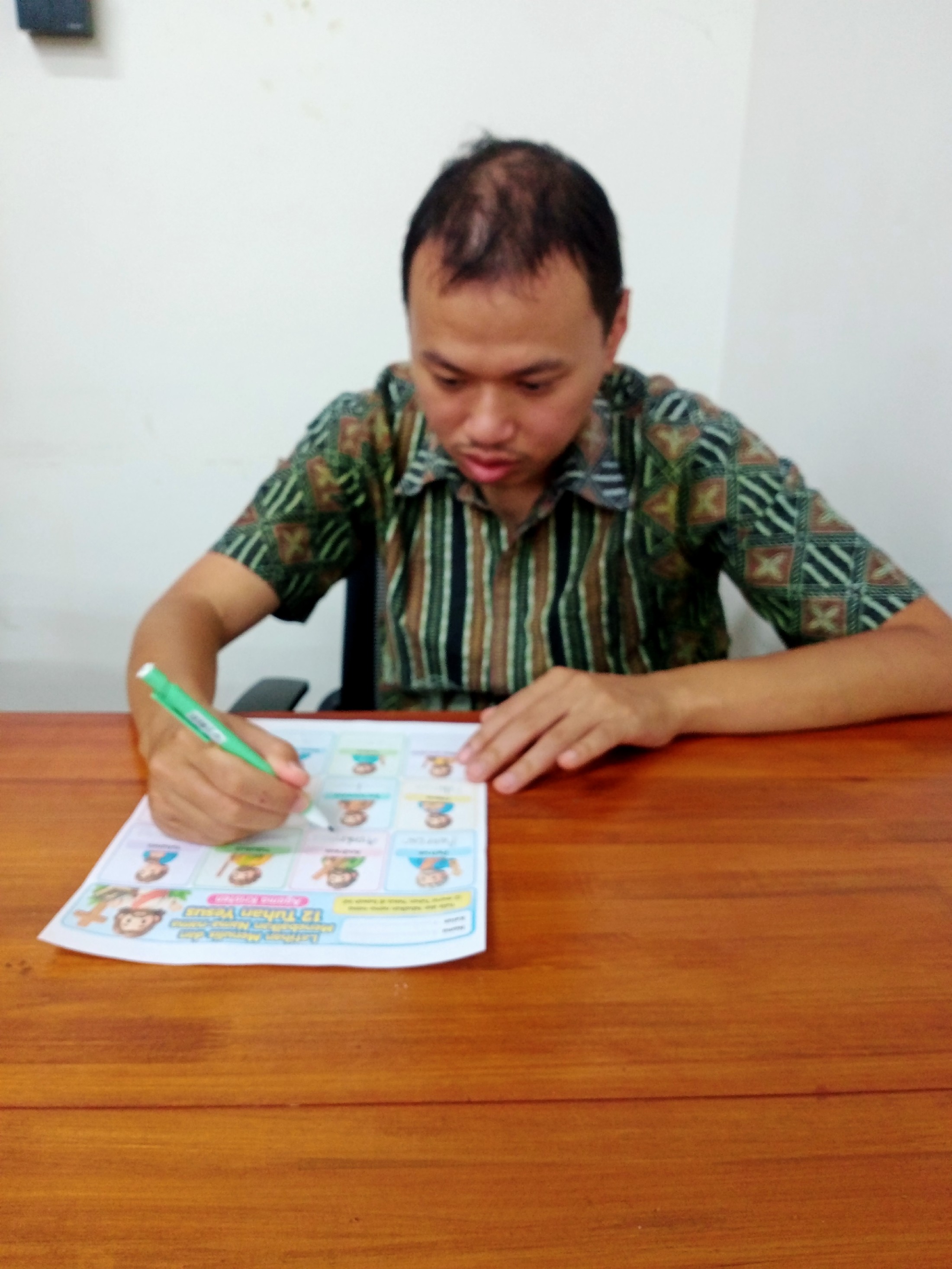 <p>Saya mendimpingi siswa chorus mengerjakan dan m...