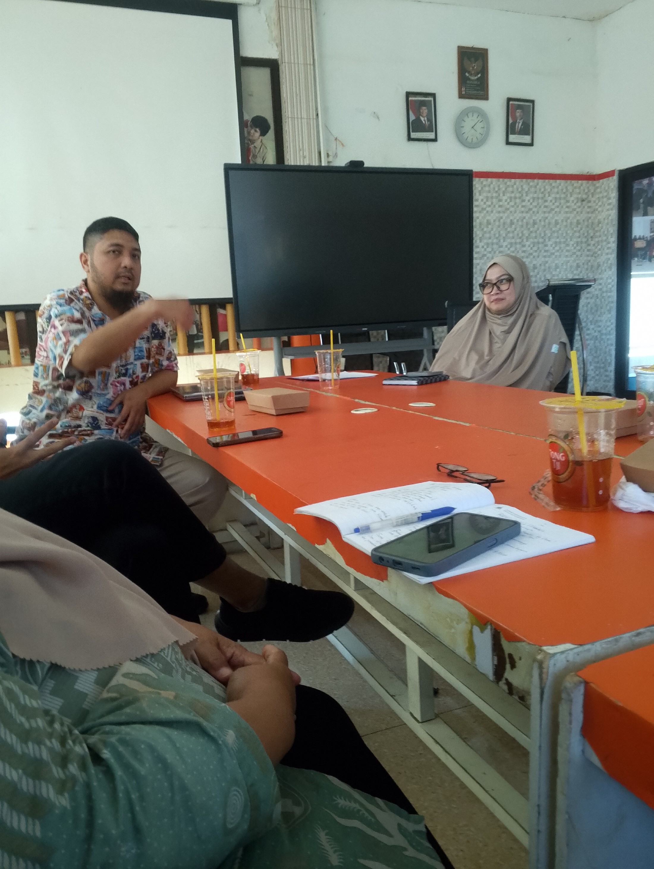 <p>Rapat dengan management&nbsp;</p>