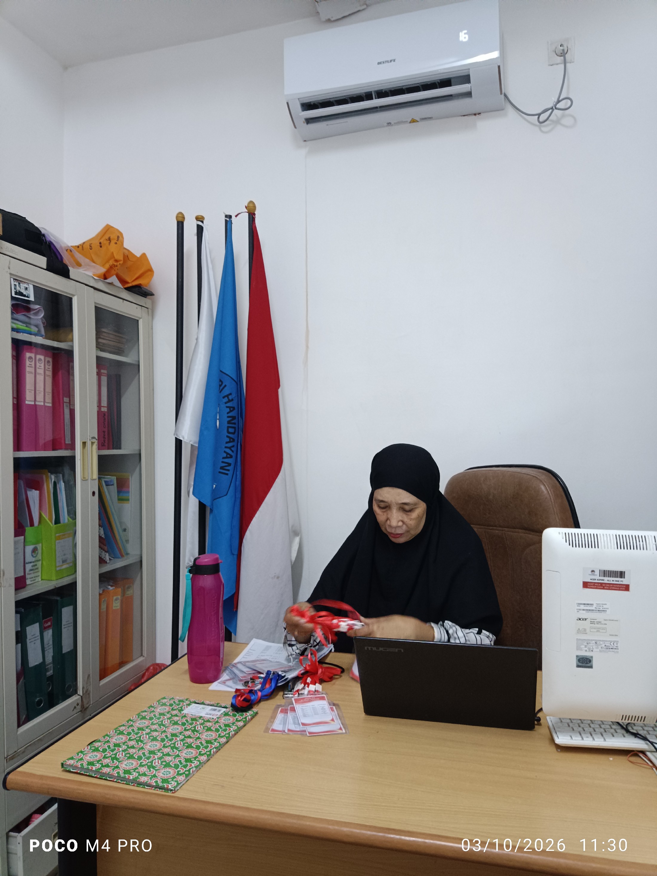 <p>Mengecek kartu STS setiap kelas,kelas 1 sampai...