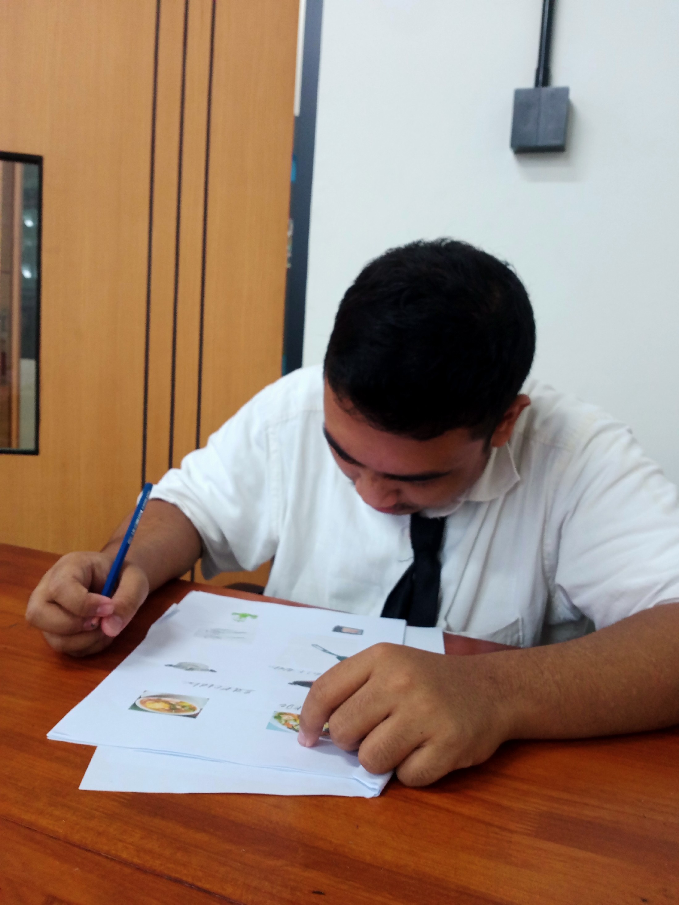 <p>Saya mendimpingi siswa-siswi PTS&nbsp;</p>