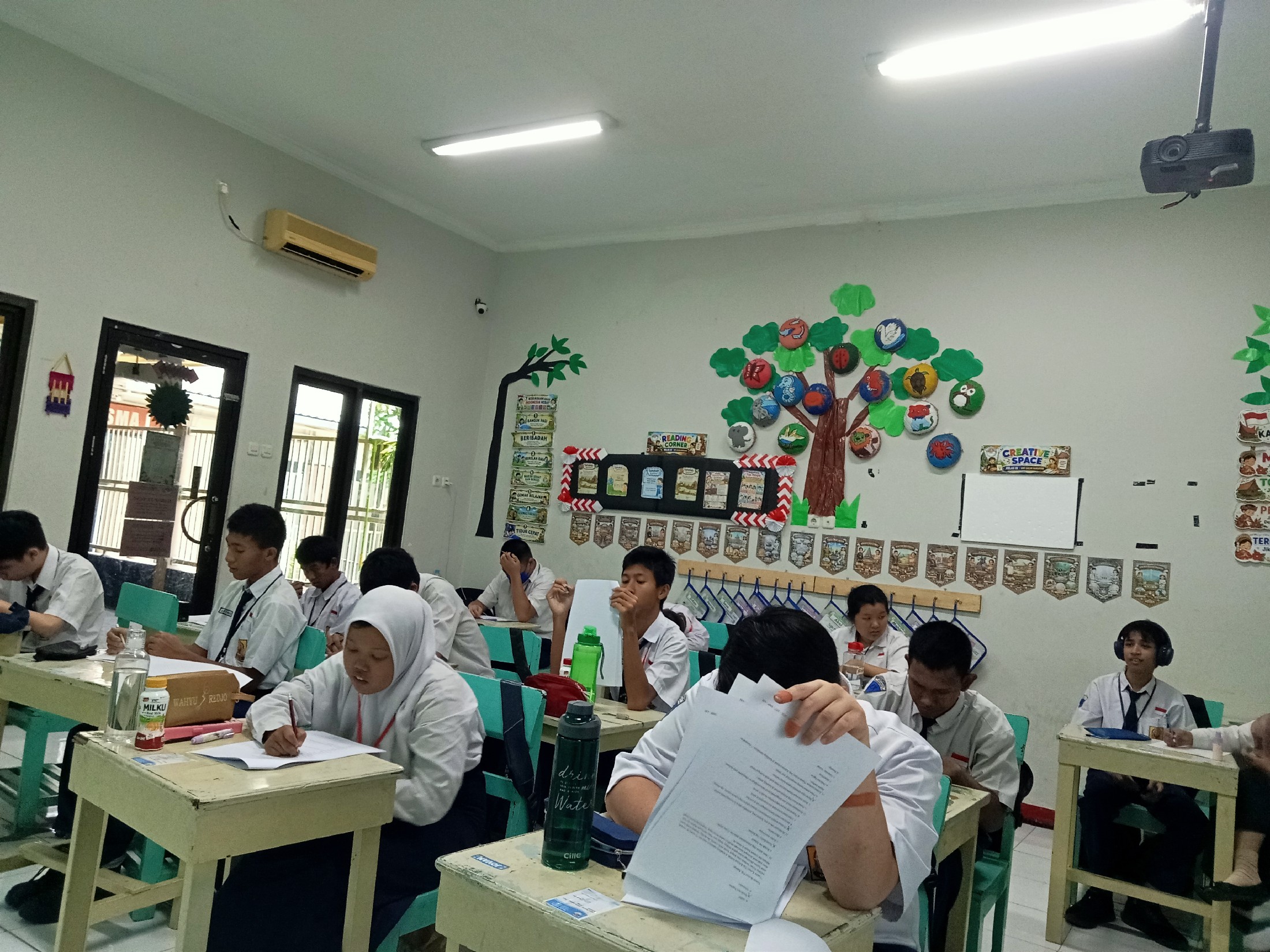 <p>Mengawas Kegiatan STS Bahasa Indonesia kelas IX...
