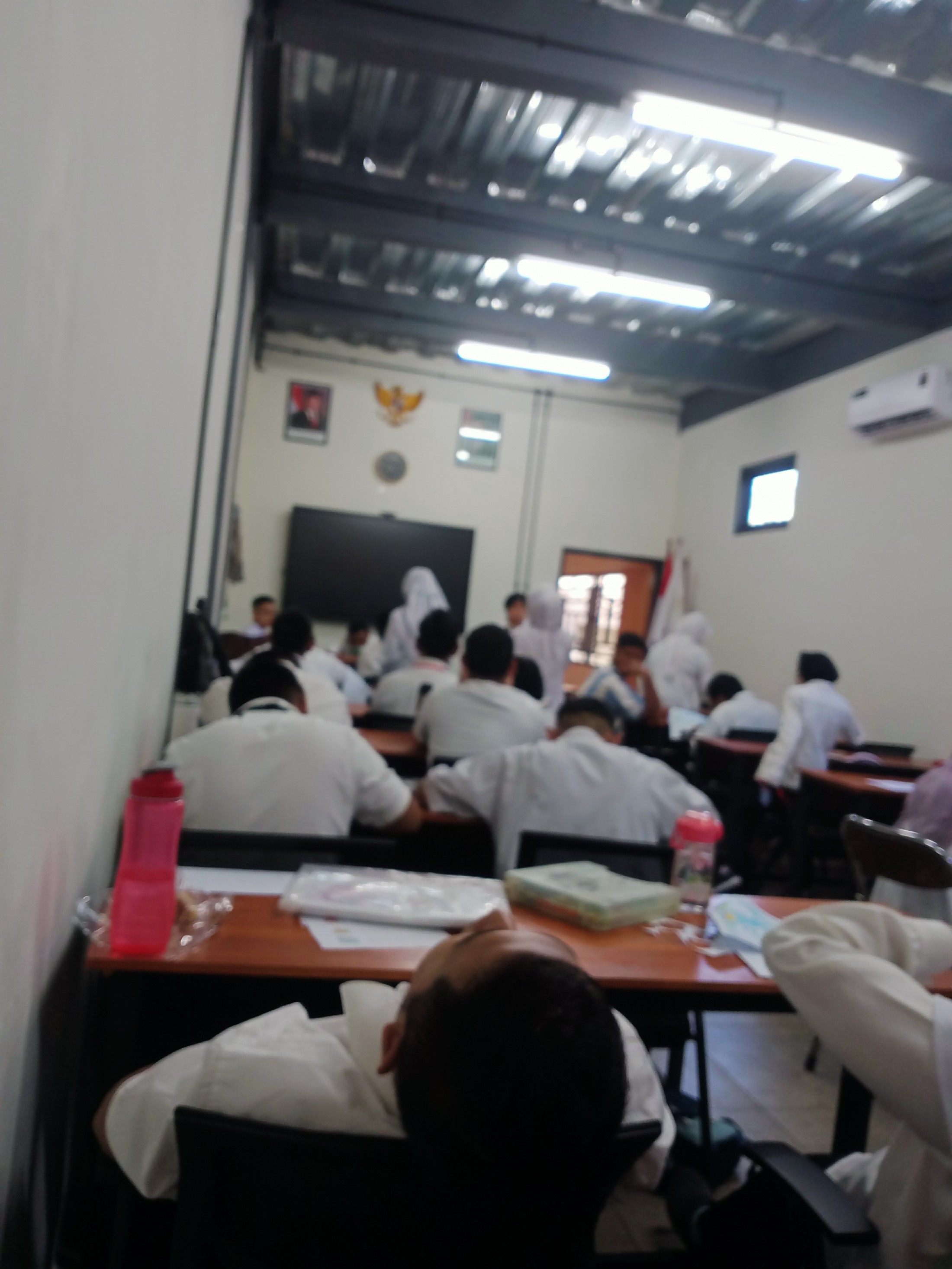 <p>Saya menjaga kelas dan mendimpingi siswa - sisw...