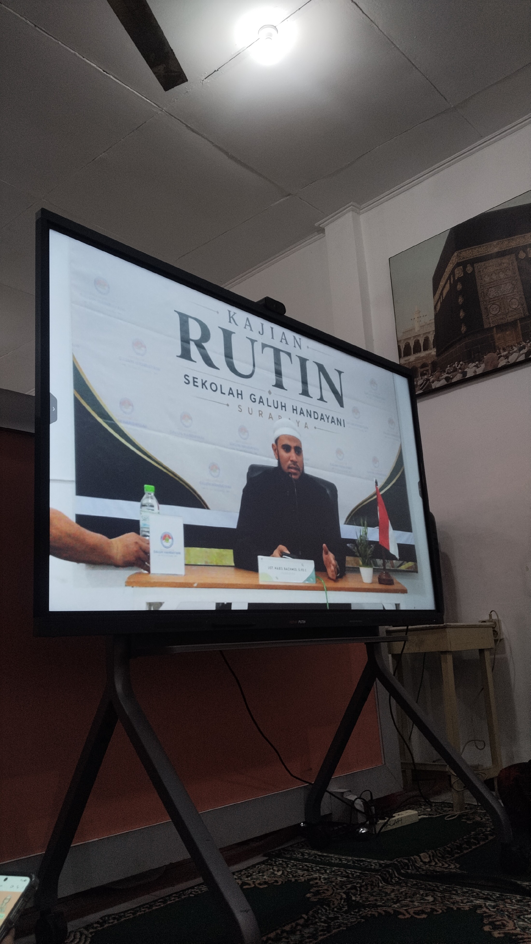 <p>Melaksanakan kegiatan kajian rutin bersama <str...