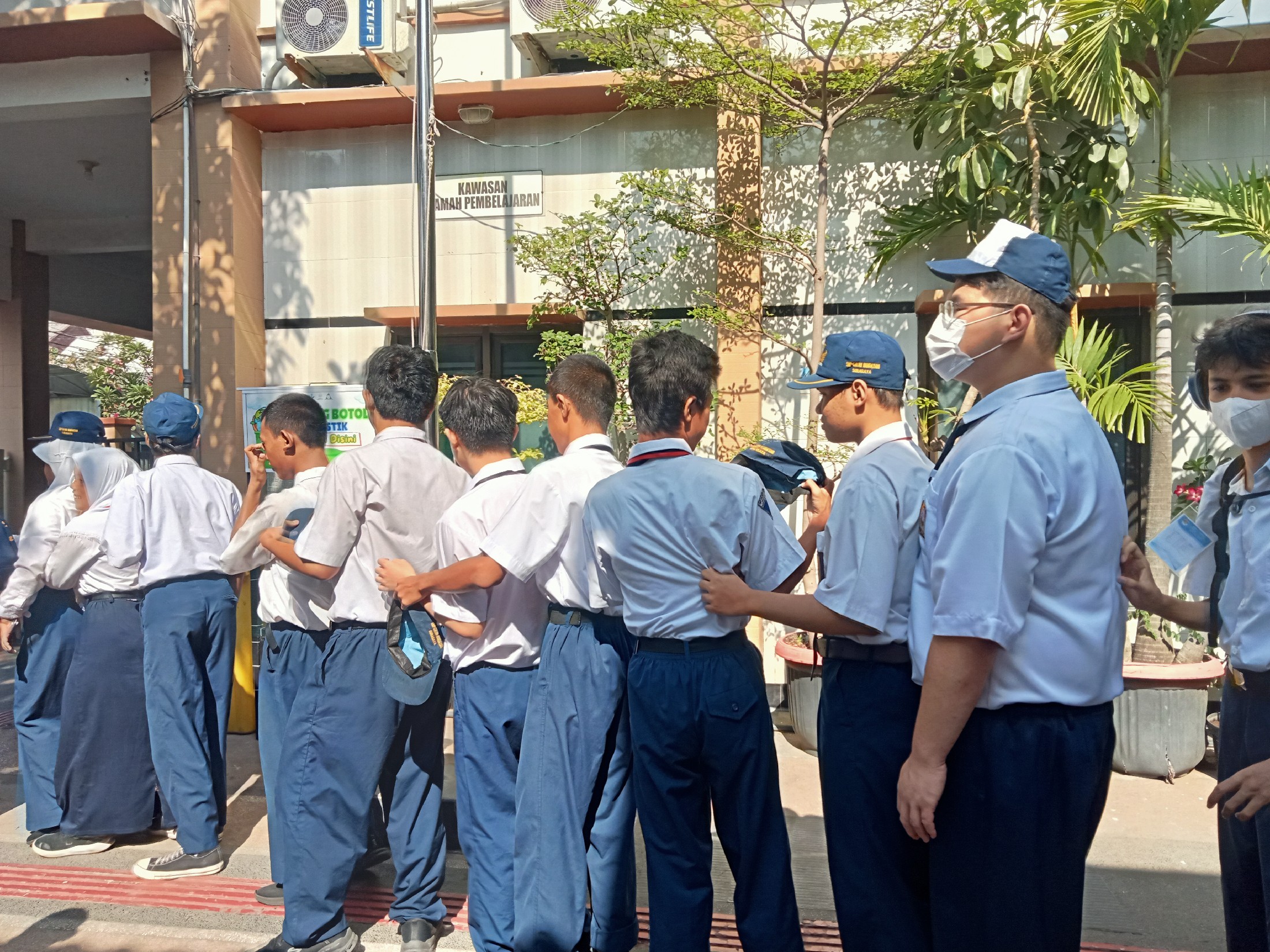 <p>Mendampingi kegiatan apel pagi</p>