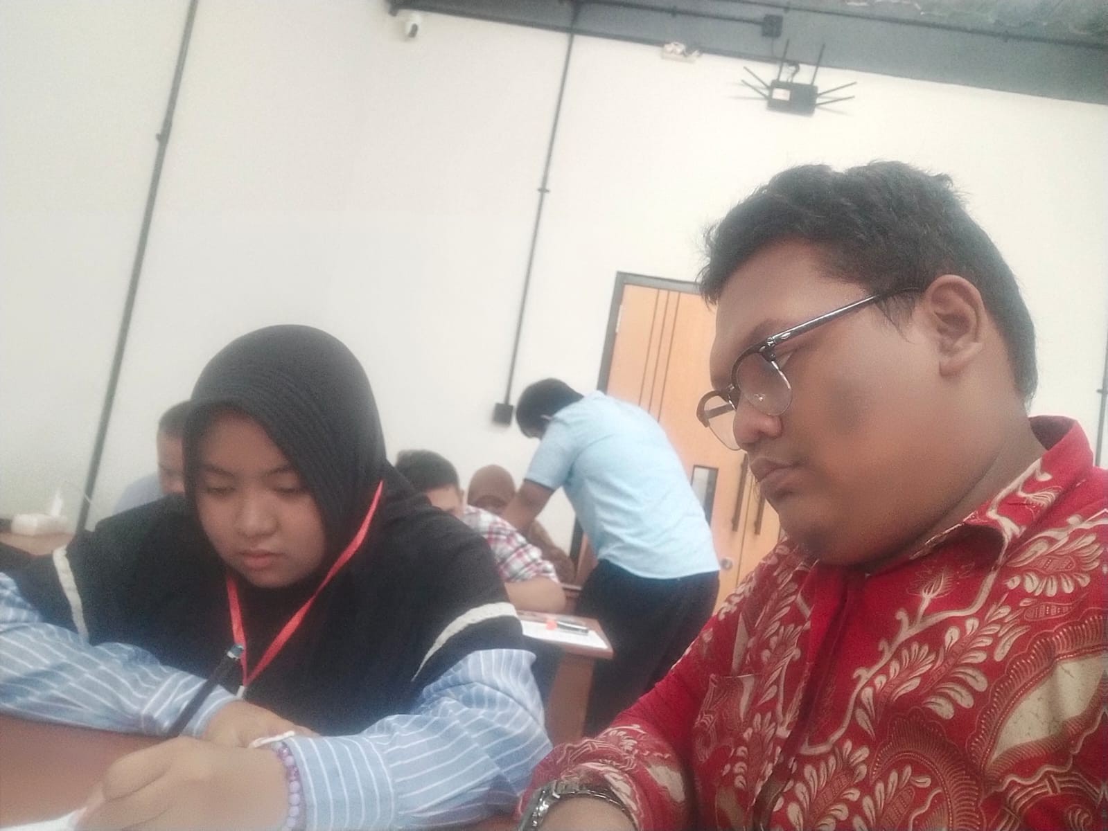 <p>Saya mendimpingi siswa tisya untuk mengerjakan...