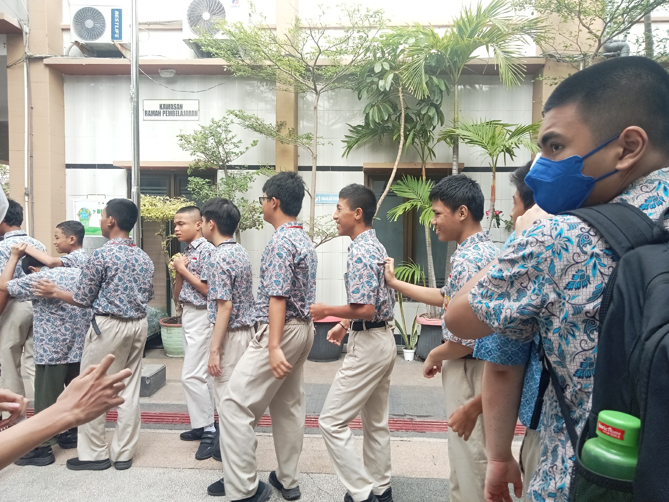 <p>Mendampingi kegiatan apel pagi</p>