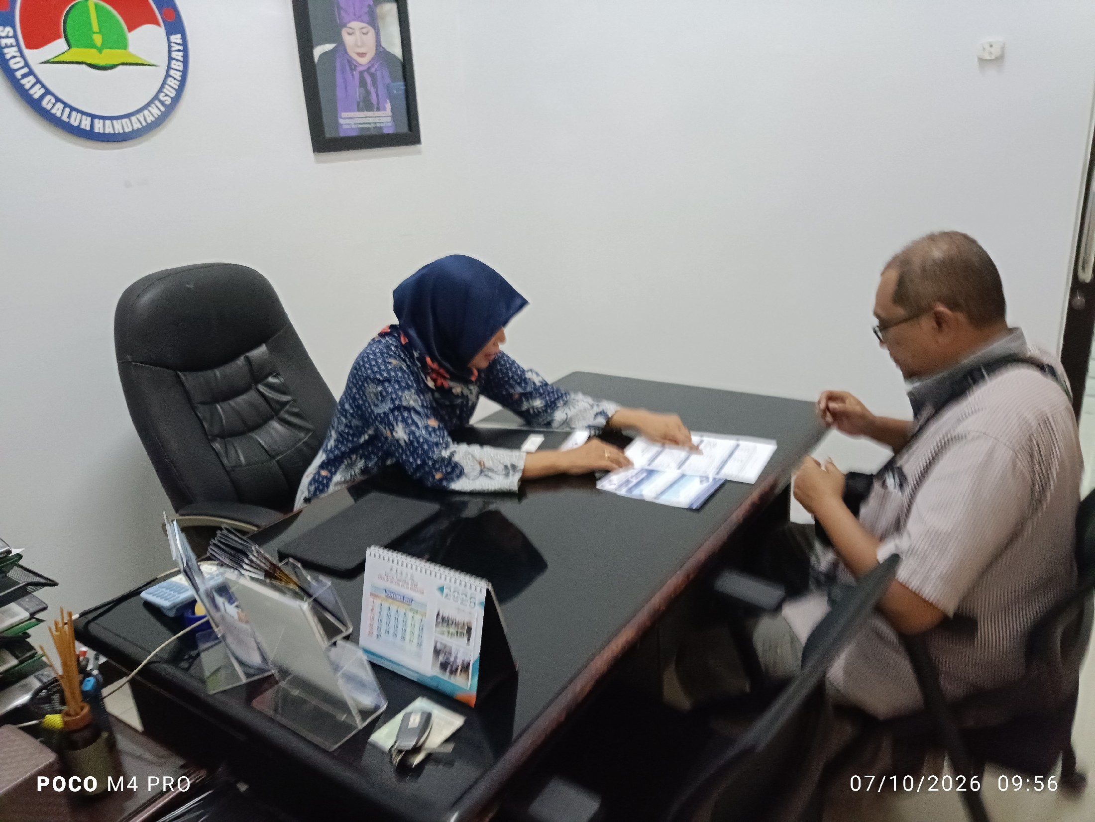 <p>Menerima walimurid baru SD untuk menjelaskan PP...