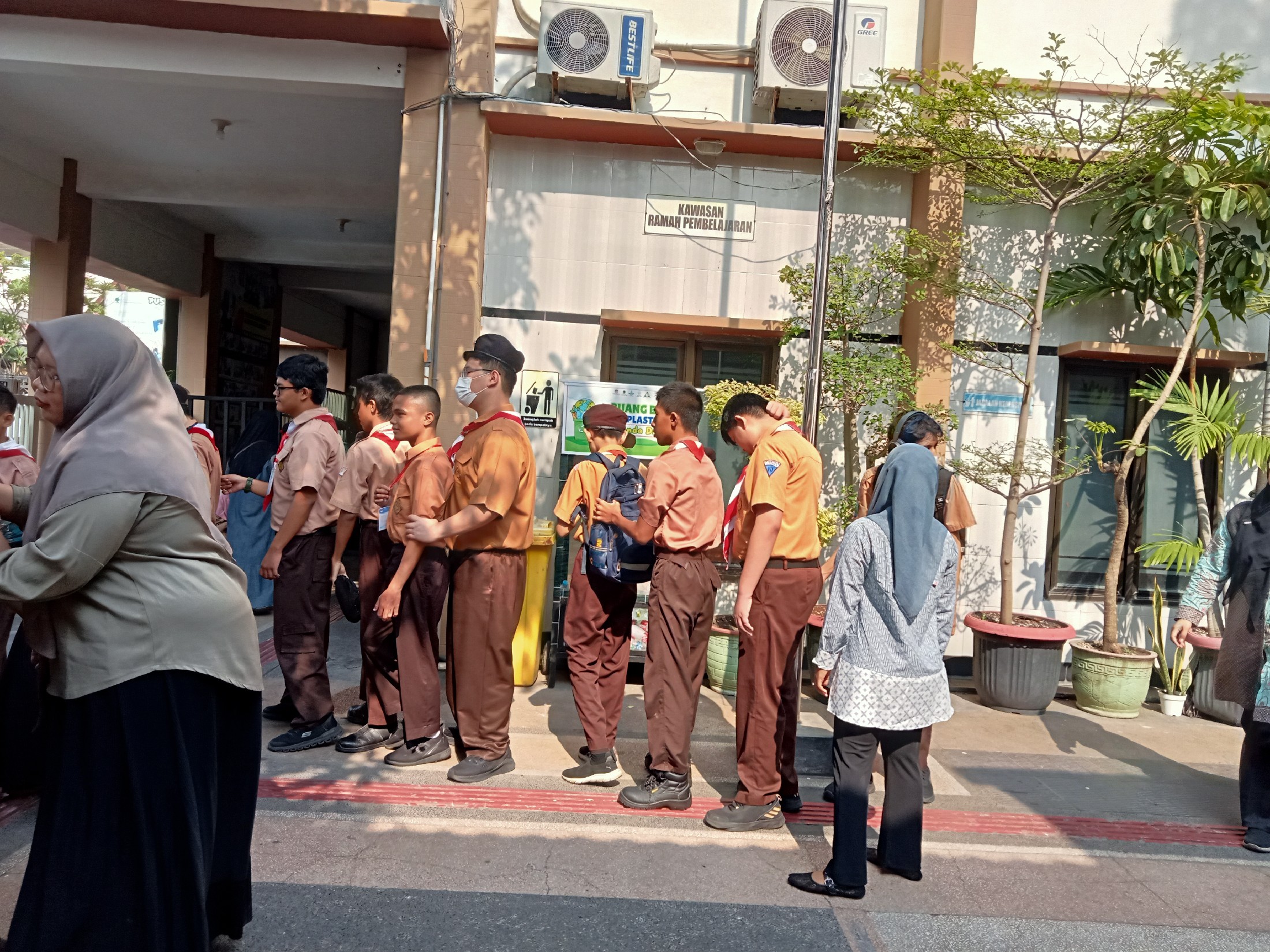 <p>Mendampingi kegiatan apel pagi</p>