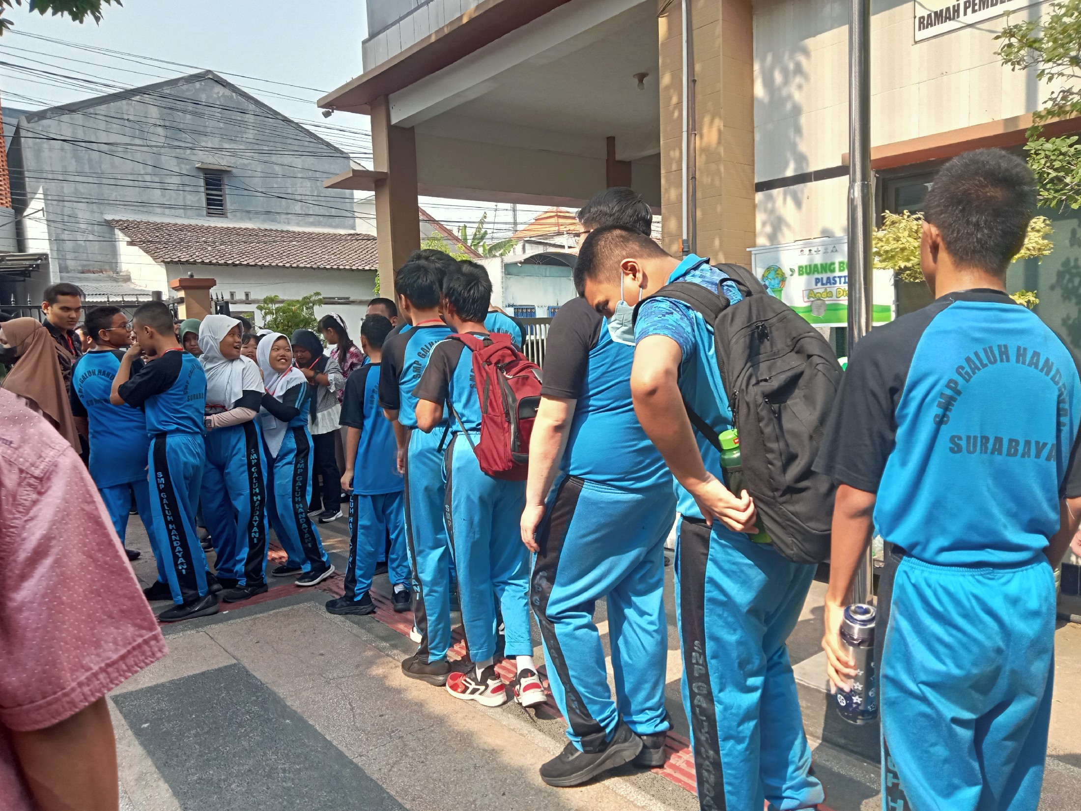 <p>Mendampingi kegiatan apel pagi</p>