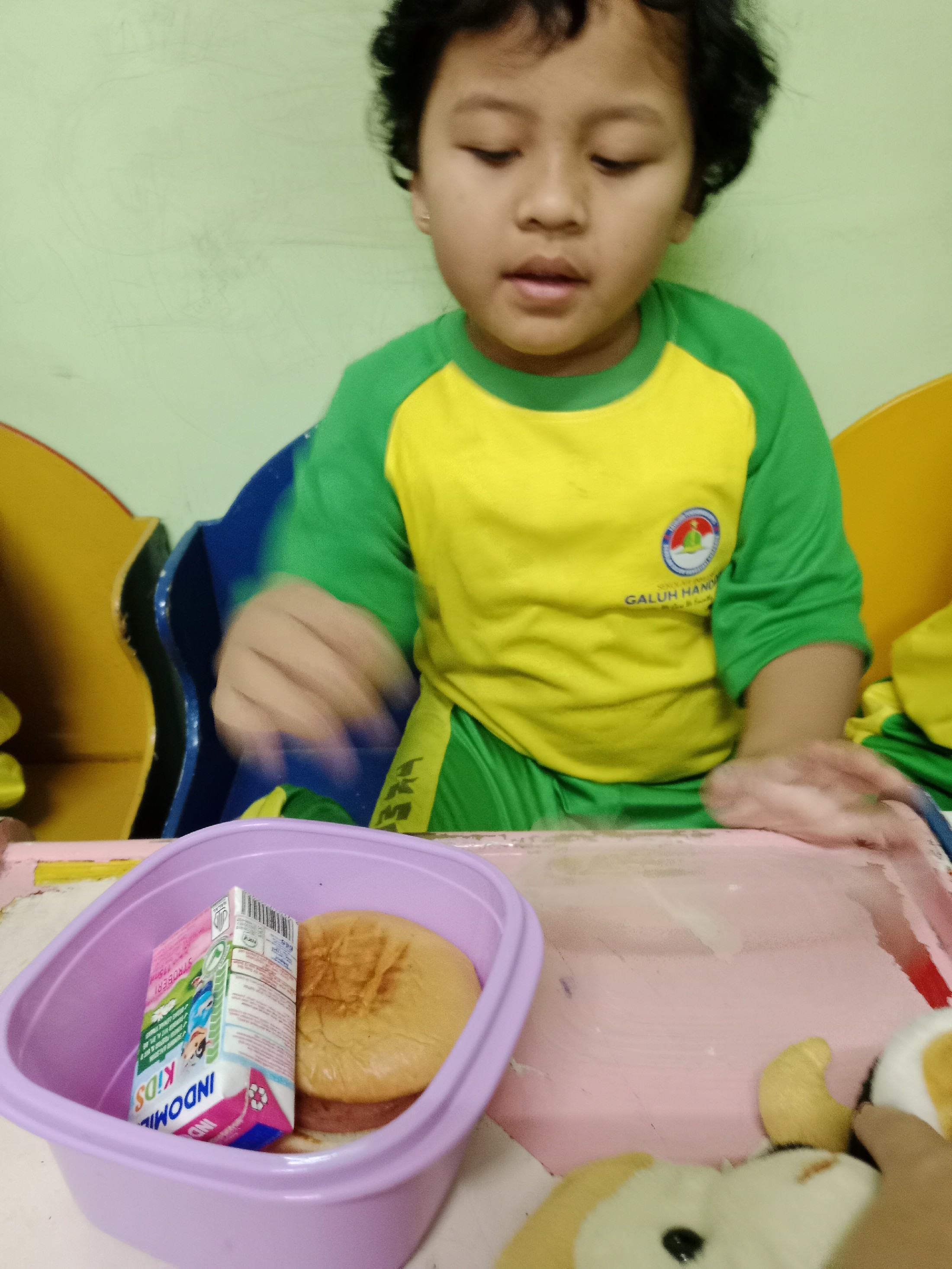 <p>Istirahat melatih kemandirian makan sendiri den...