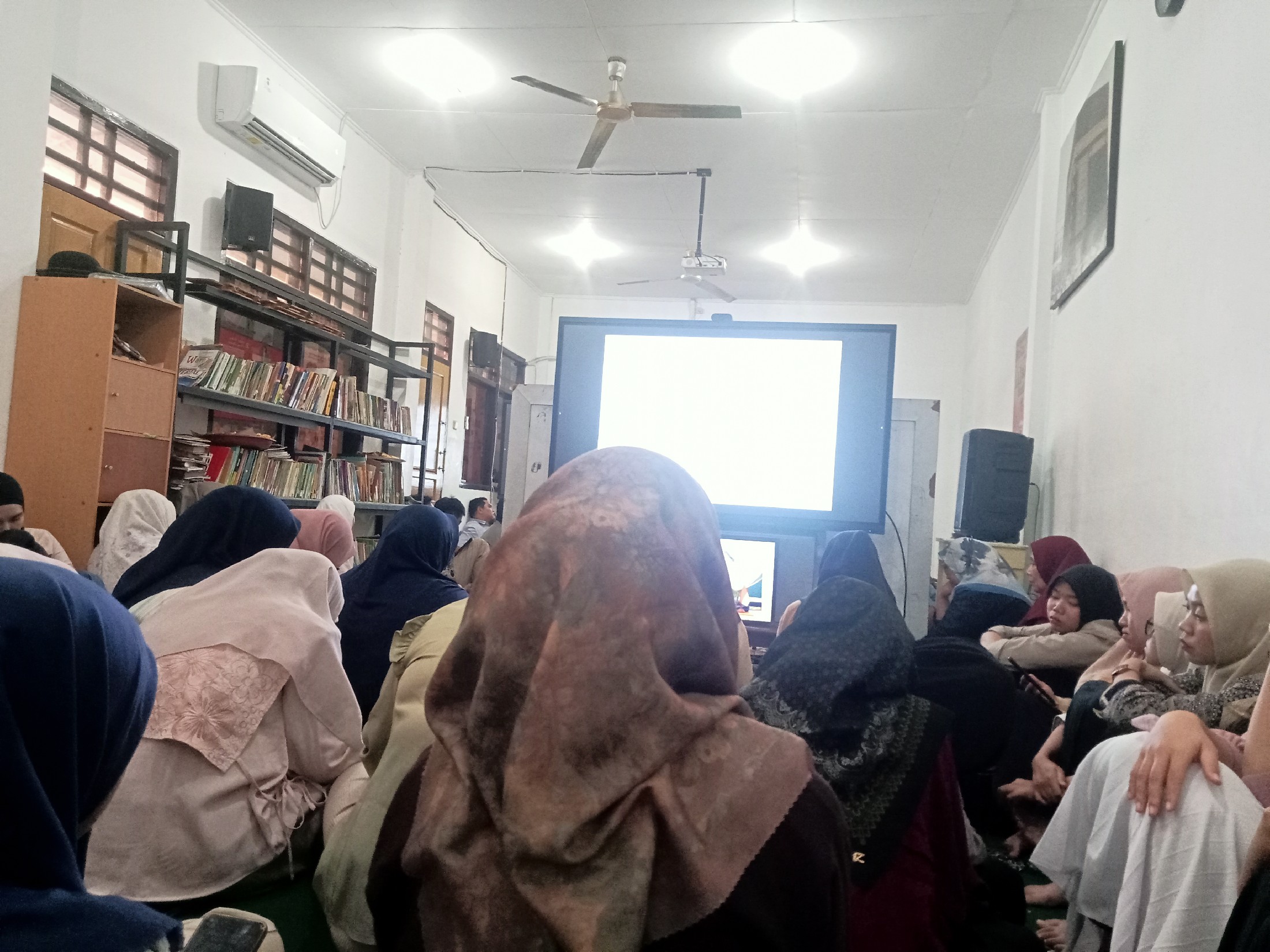 <p>Mengikuti kajian rutin&nbsp;</p>