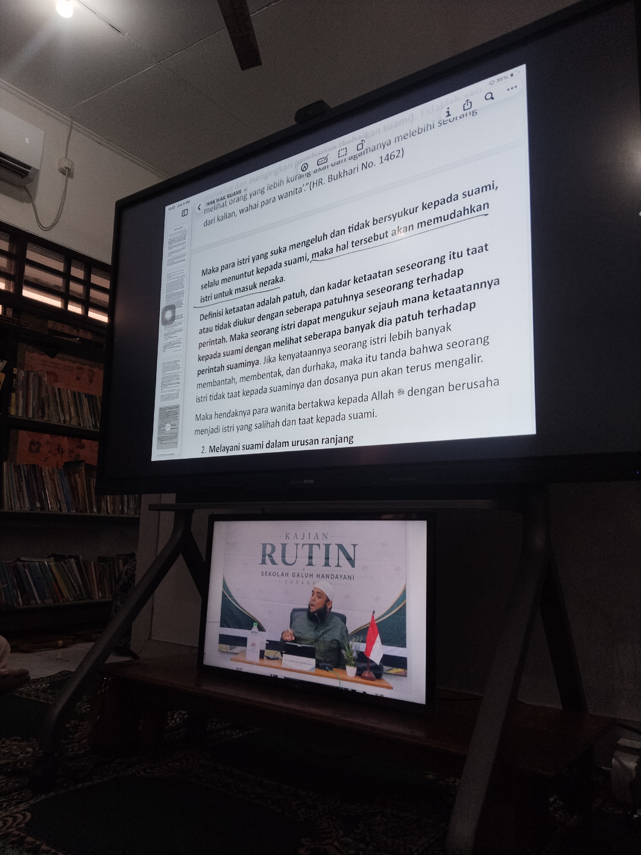 <p>Melaksanakan kegiatan kajian rutin bersama <str...