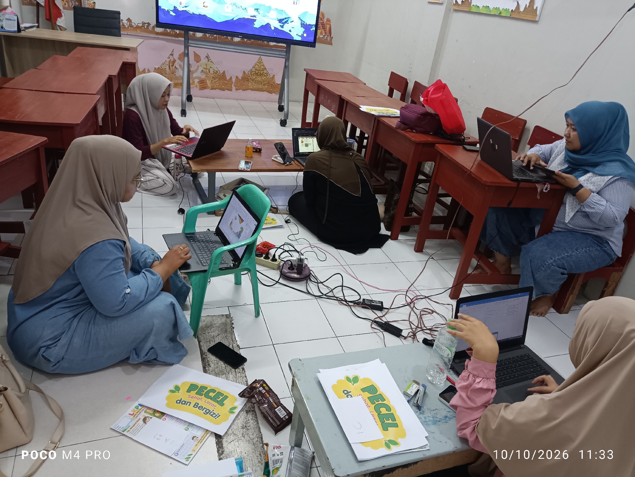 <p>Mendampingi teman teman mengerjakan Bks dan ala...