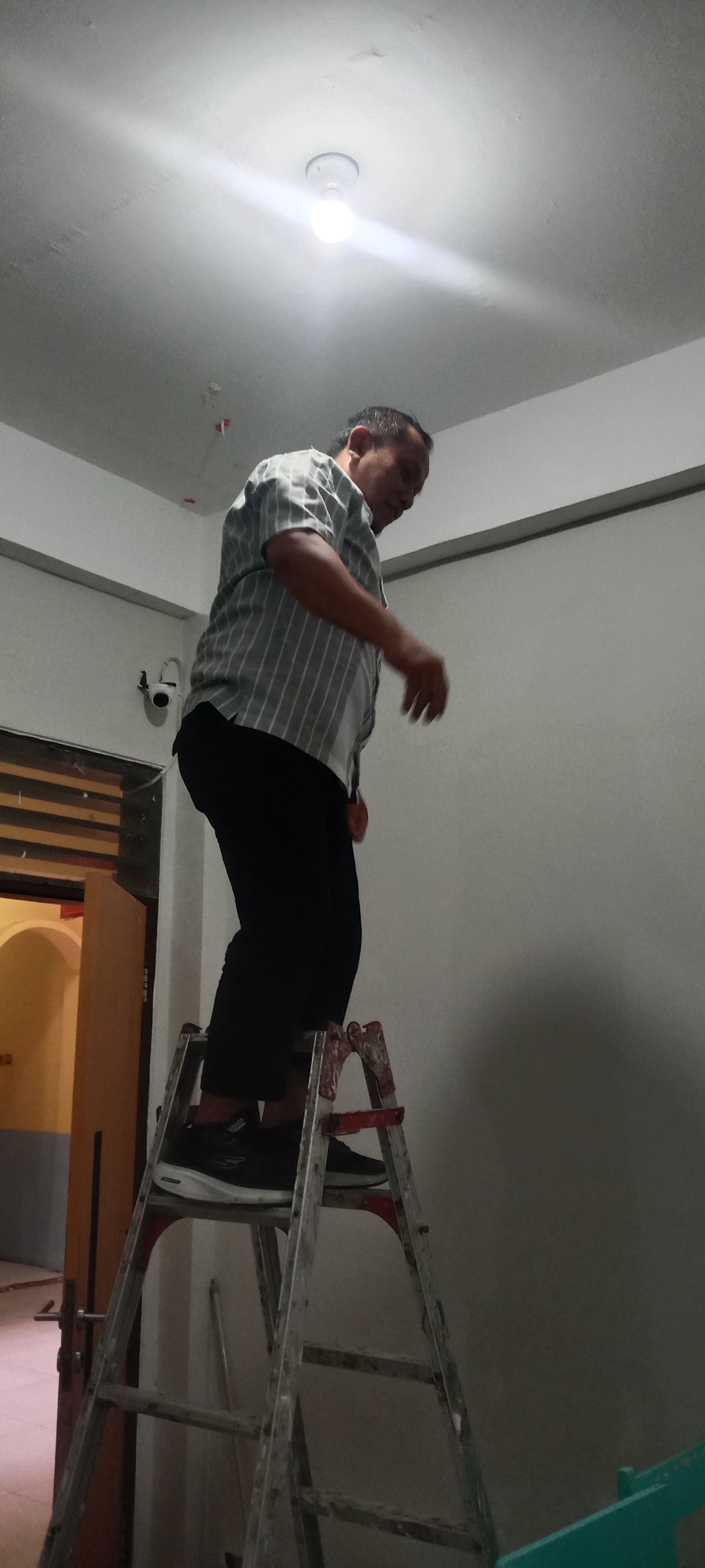 <p>Penggantian lampu kelas 1A SD dan ruang terapi<...