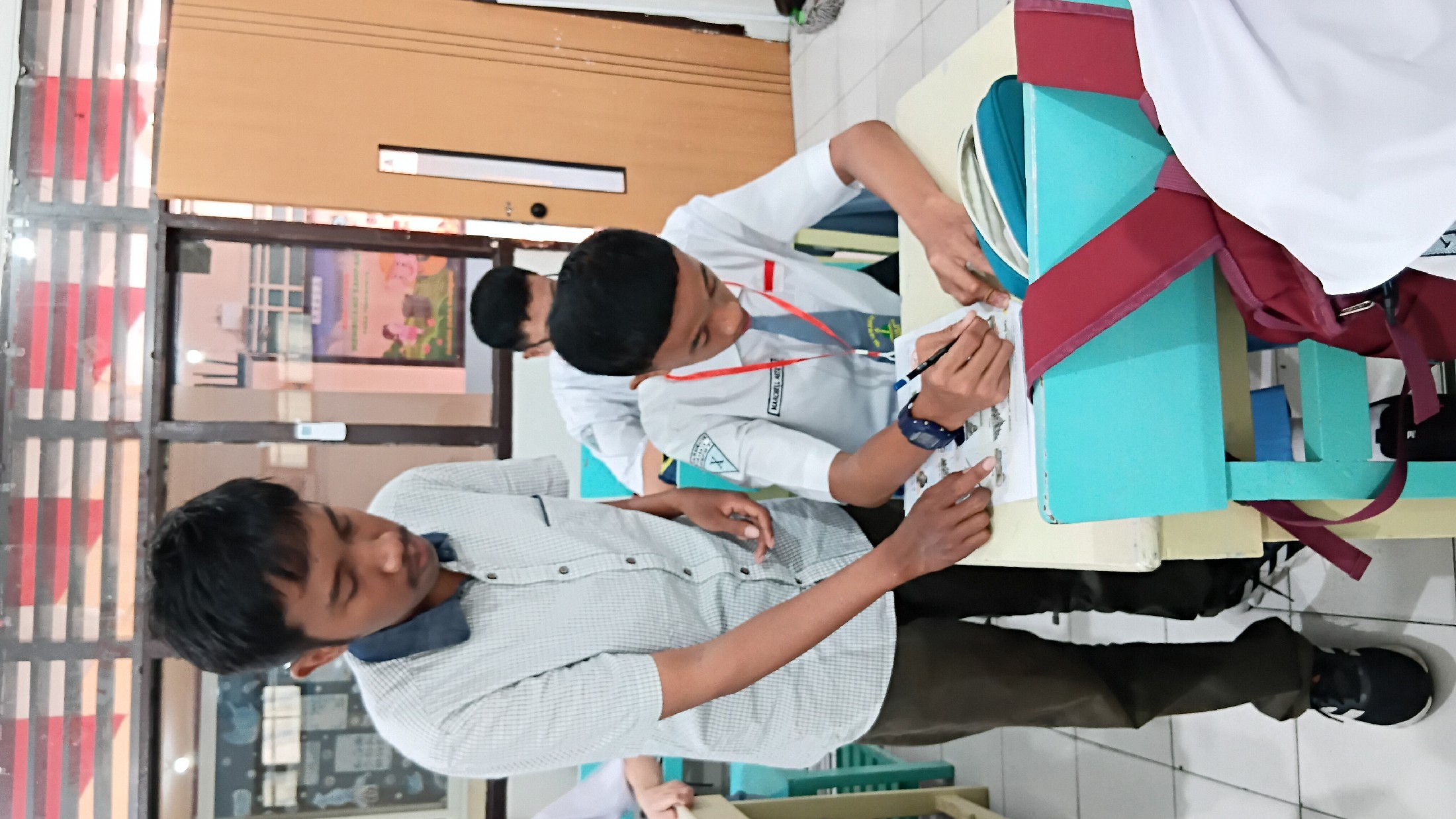 <p>Membimbing siswa kelas 10 dalam mengerjakan uts...