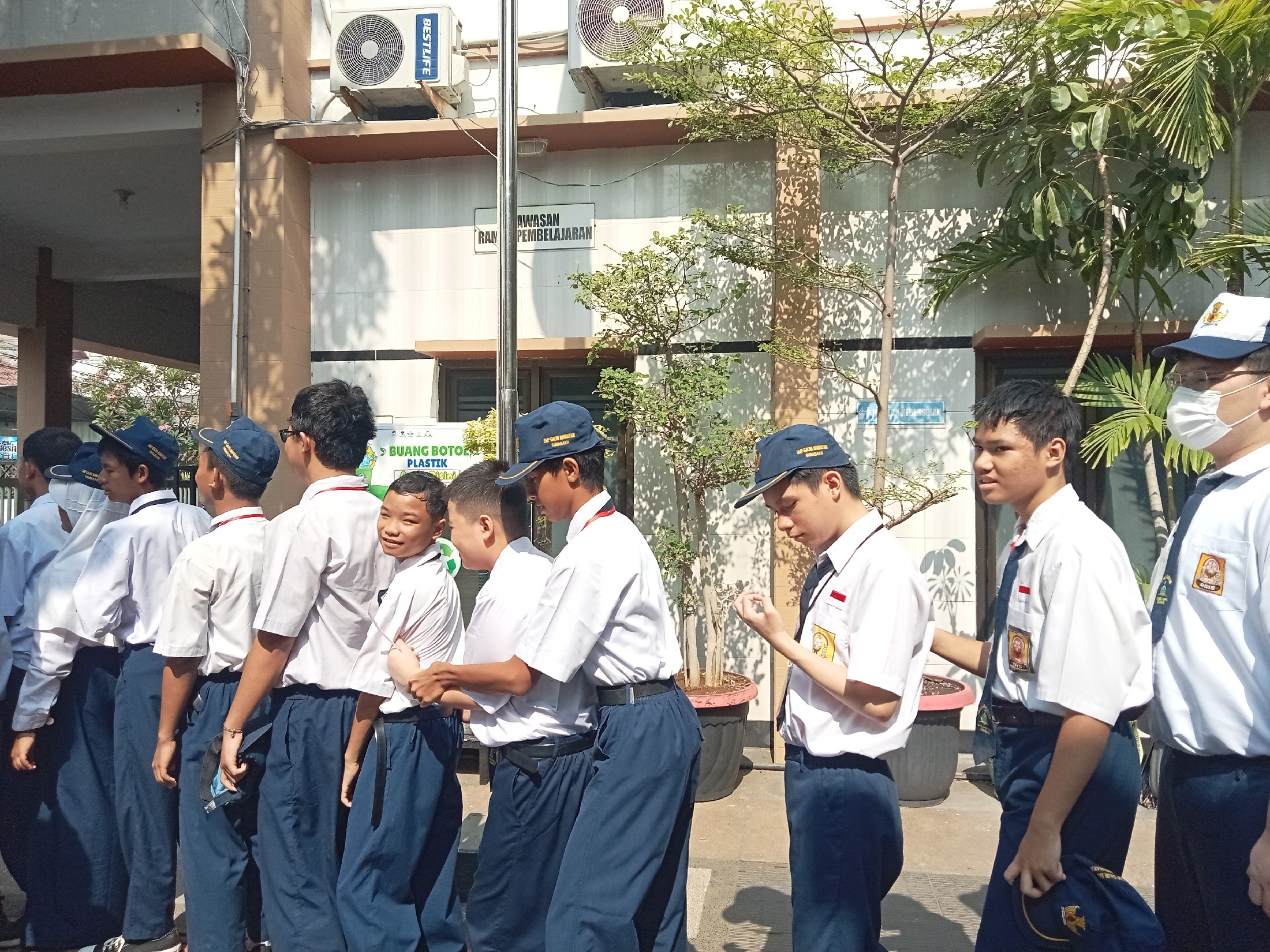 <p>Mendampingi kegiatan apel pagi</p>
