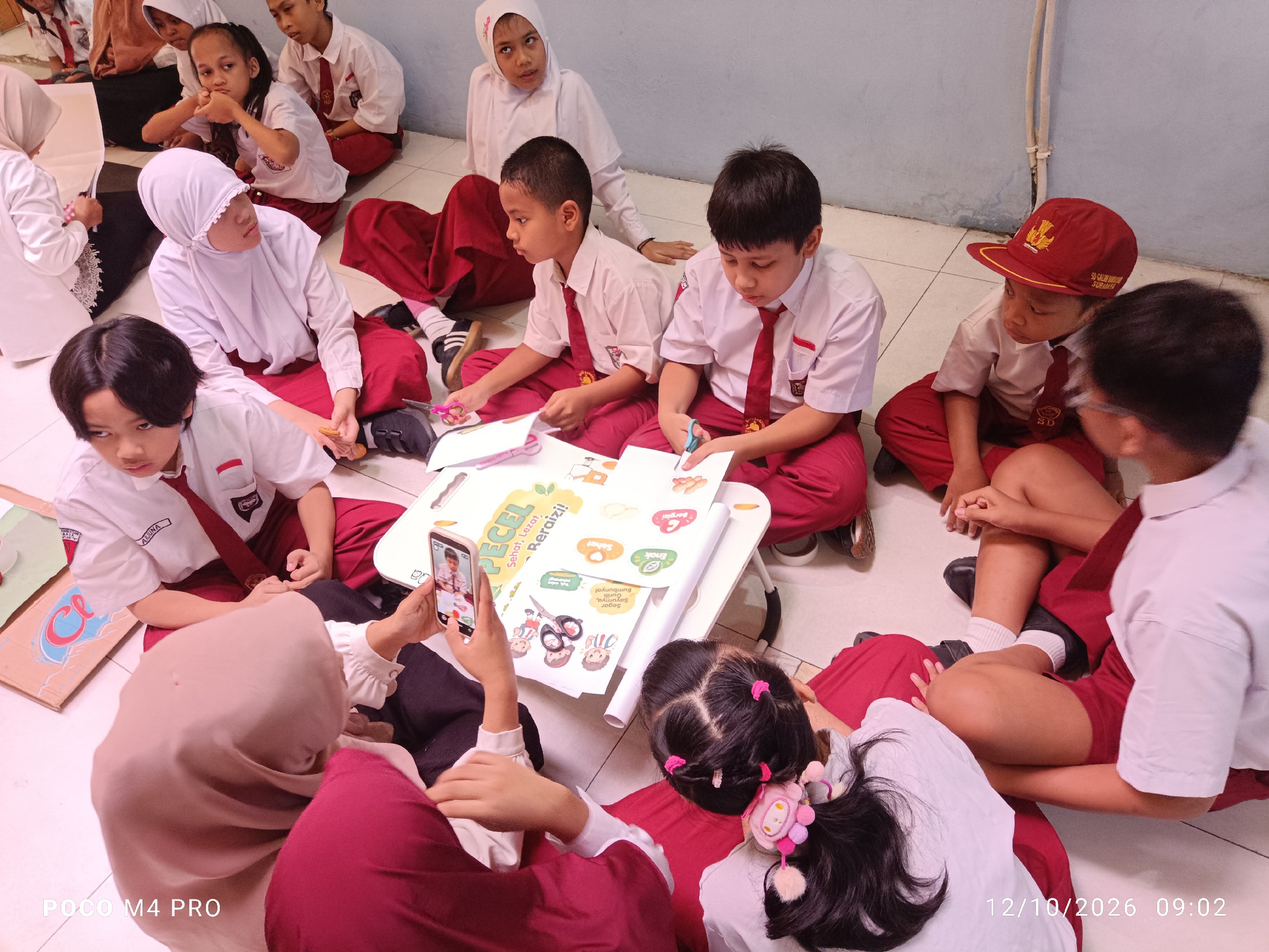 <p>Mendampingi anak anak SD KOKURIKULER MEMBUAT PO...