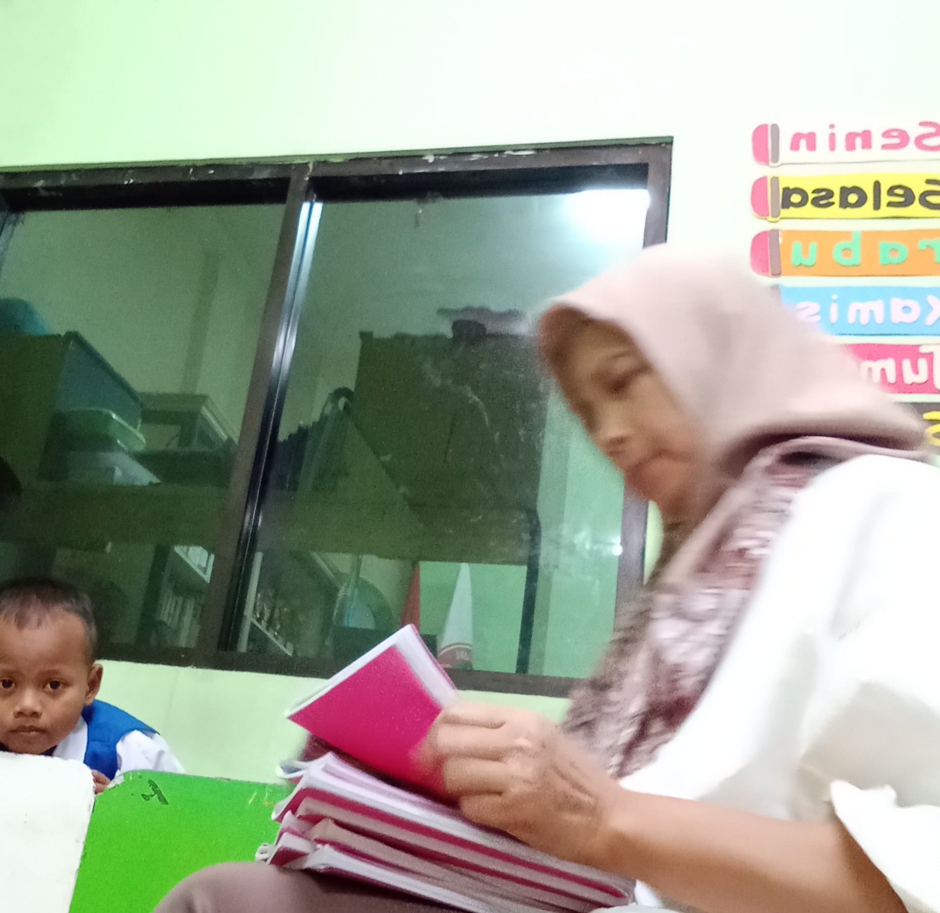 <p>Membantu guru mengisi buku penilaian dan memasu...