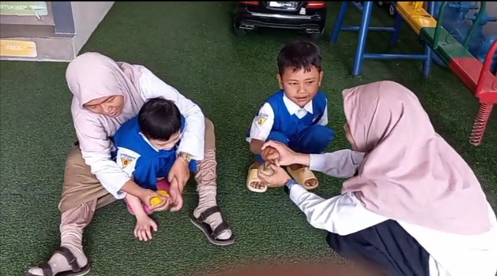 <p>08.00-08.30 berdoa,membaca Pancasila dan bernya...