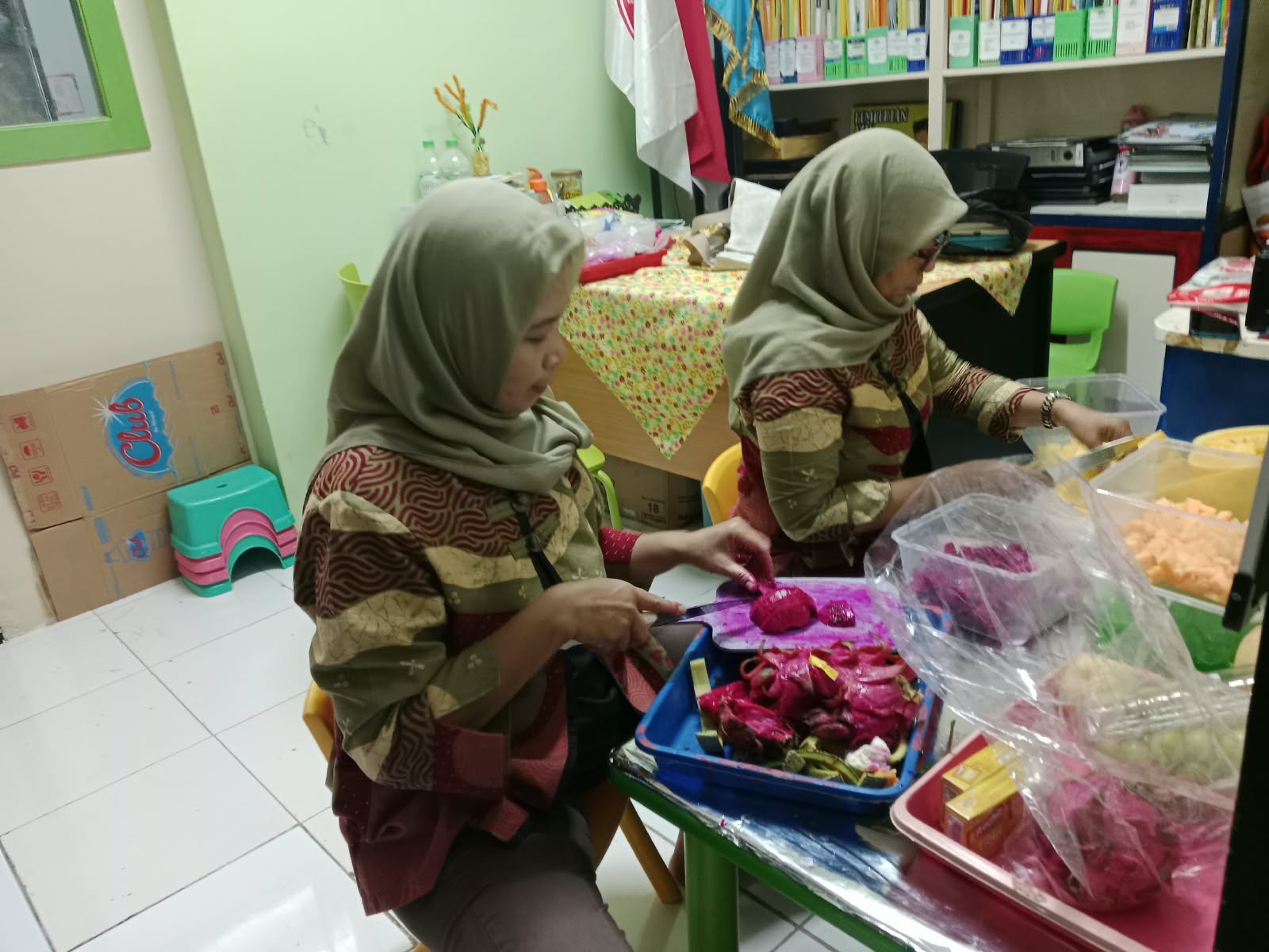 <p>07.20-08.00 menyiapkan bahan-bahan untuk cookin...