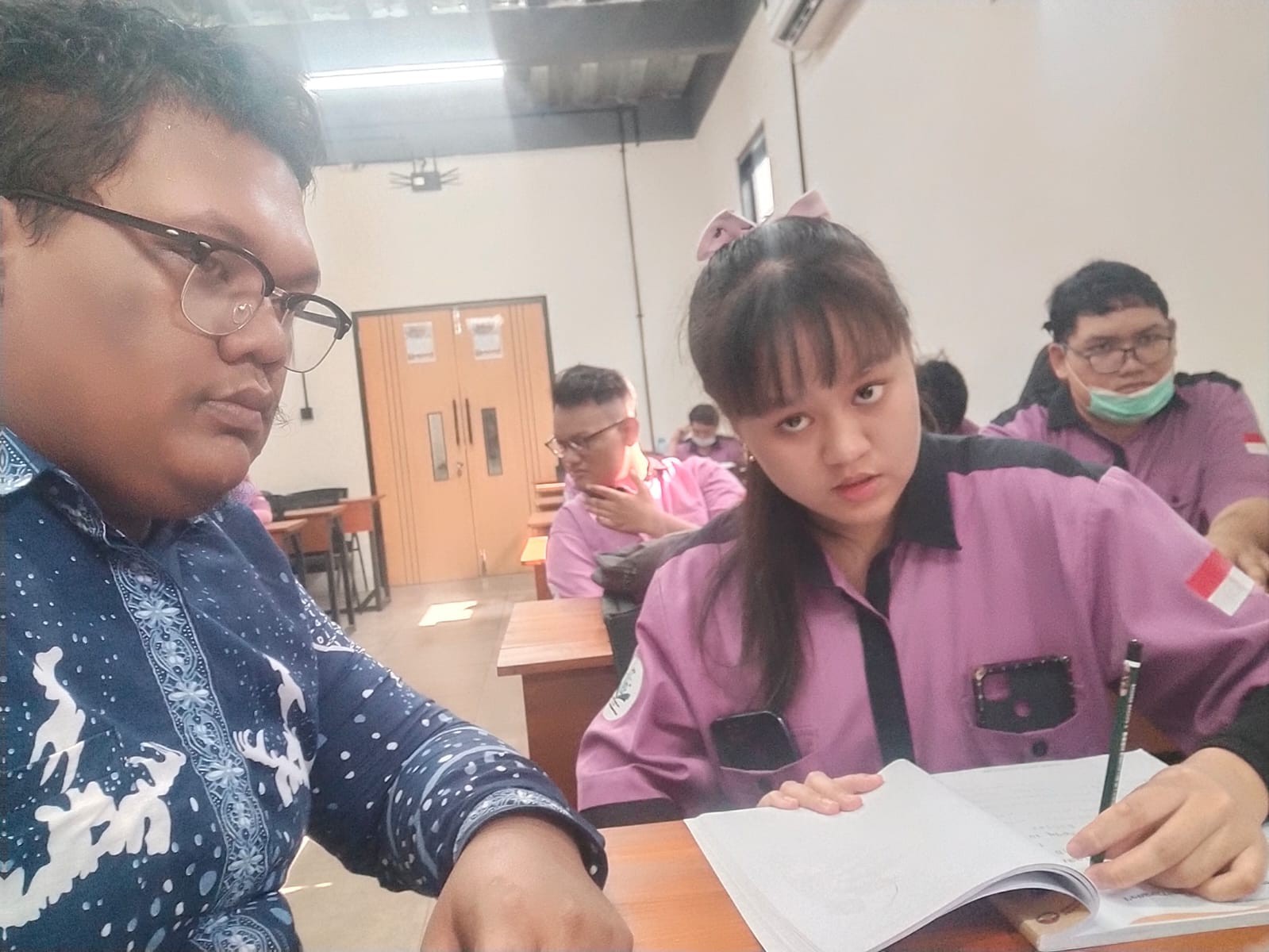 <p>Saya mendimpingi Eva mengerjakan tugas Bks prak...