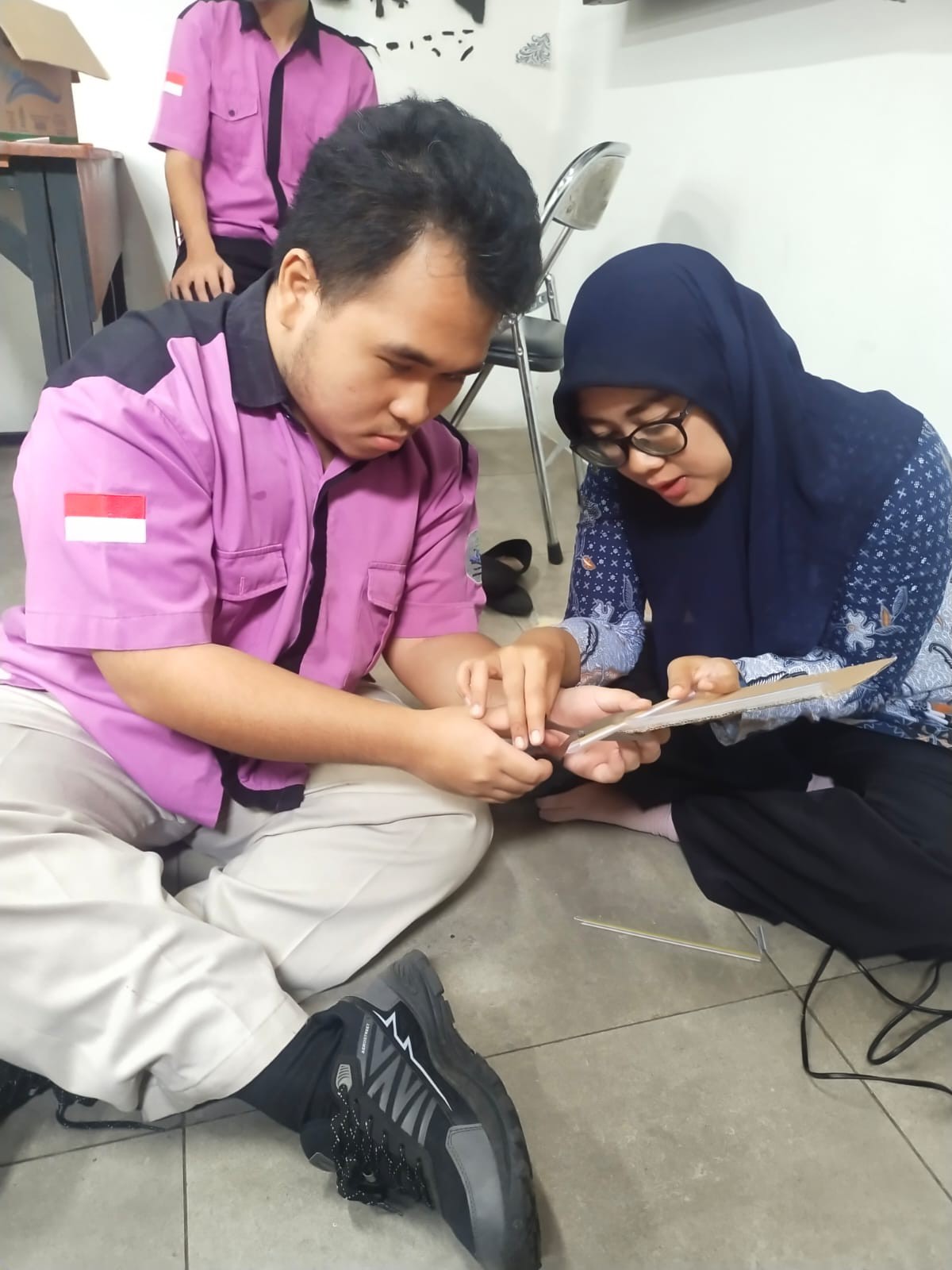 <p>Anak - anak sedang membuat prakarya membuat pig...