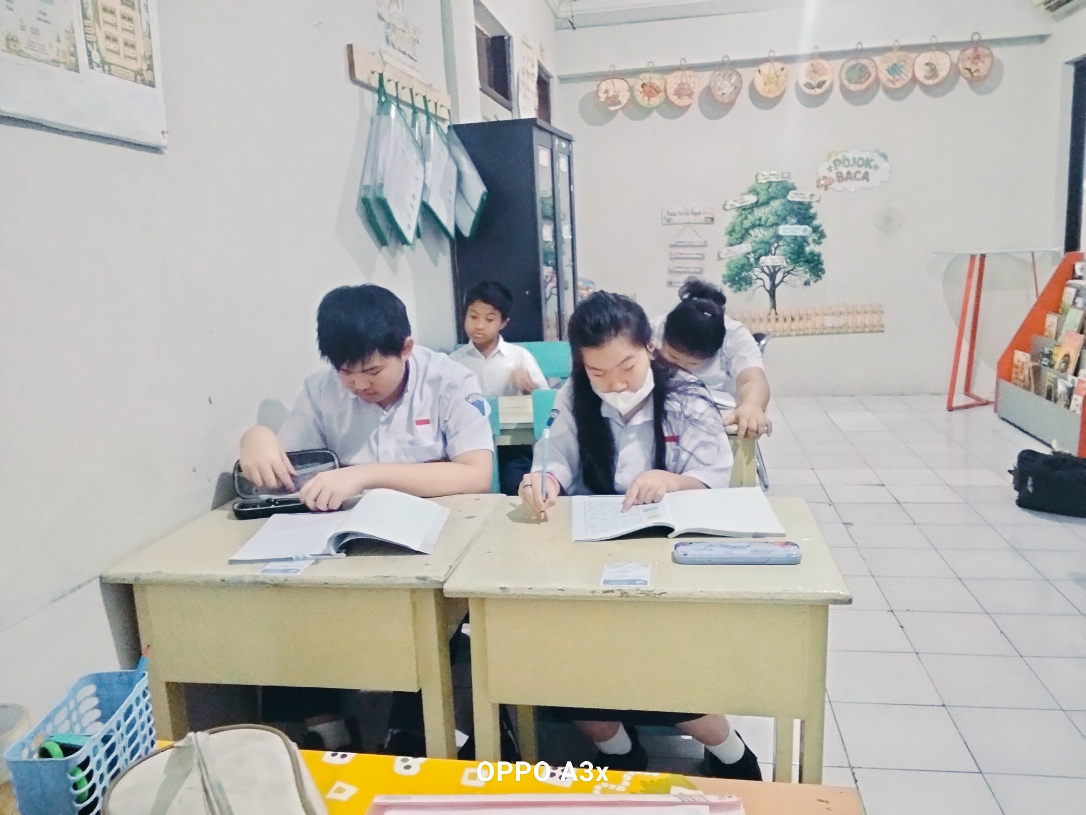 <p>Apel pagi,,,, berdoa,,,, mendampingi anak-anak...