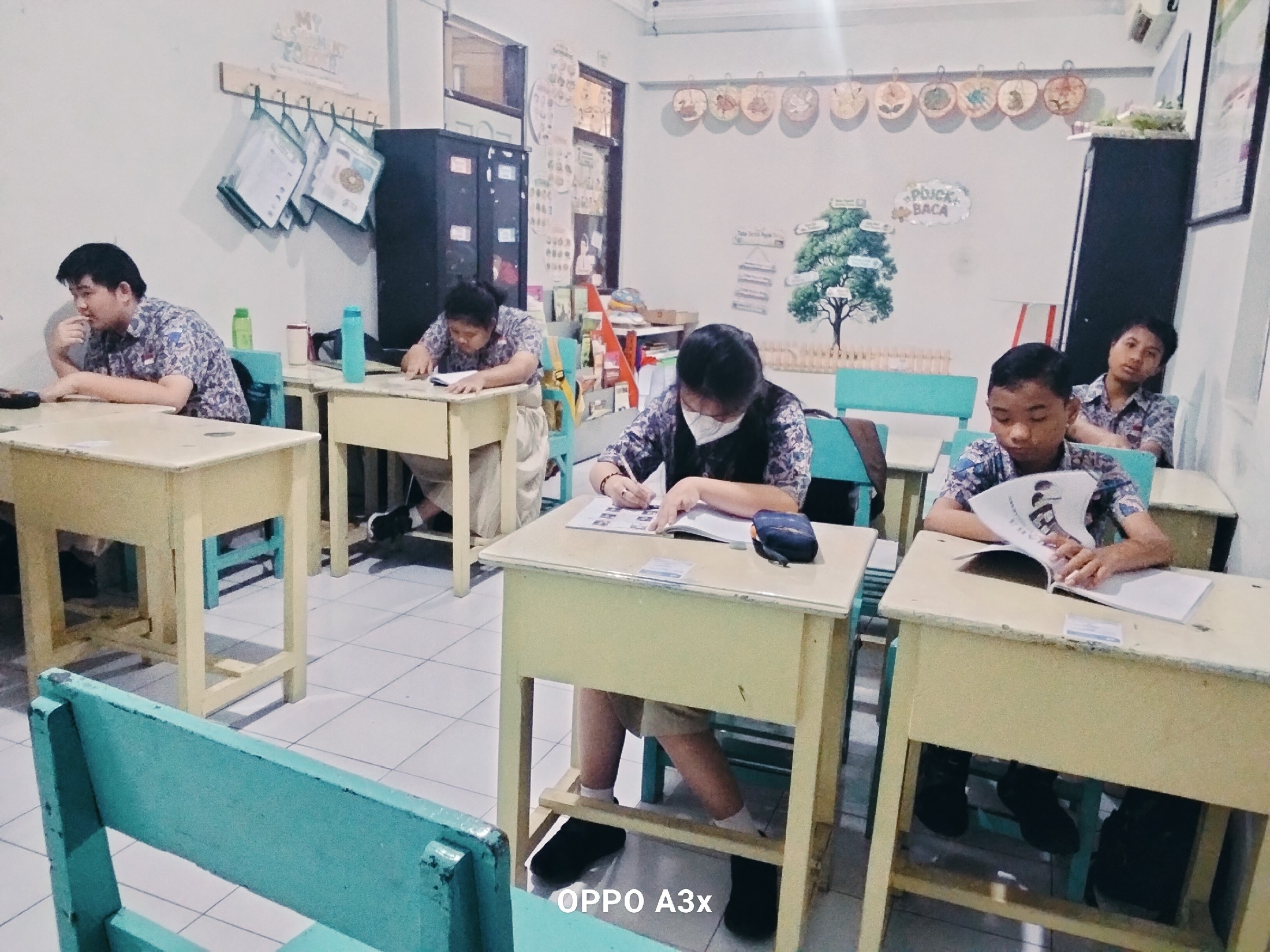 <p>Apel pagi,,, berdoa,, mendampingi anak-anak saa...