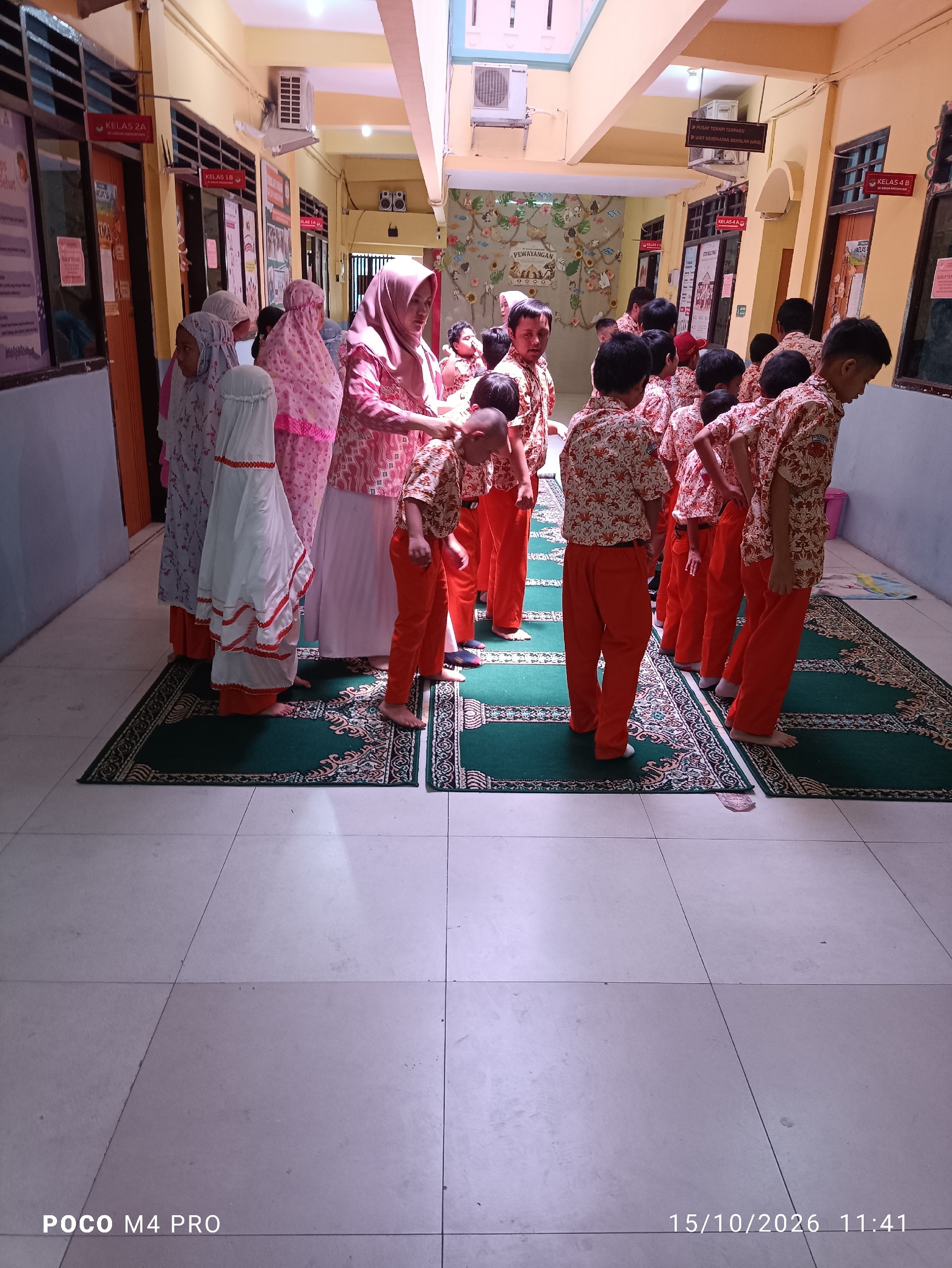 <p>Pembimbingan sholat&nbsp;</p>