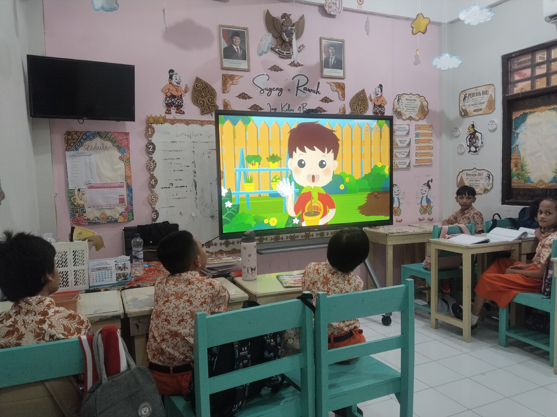 <p>Materi "Mengenal macam-macam daun"</p>