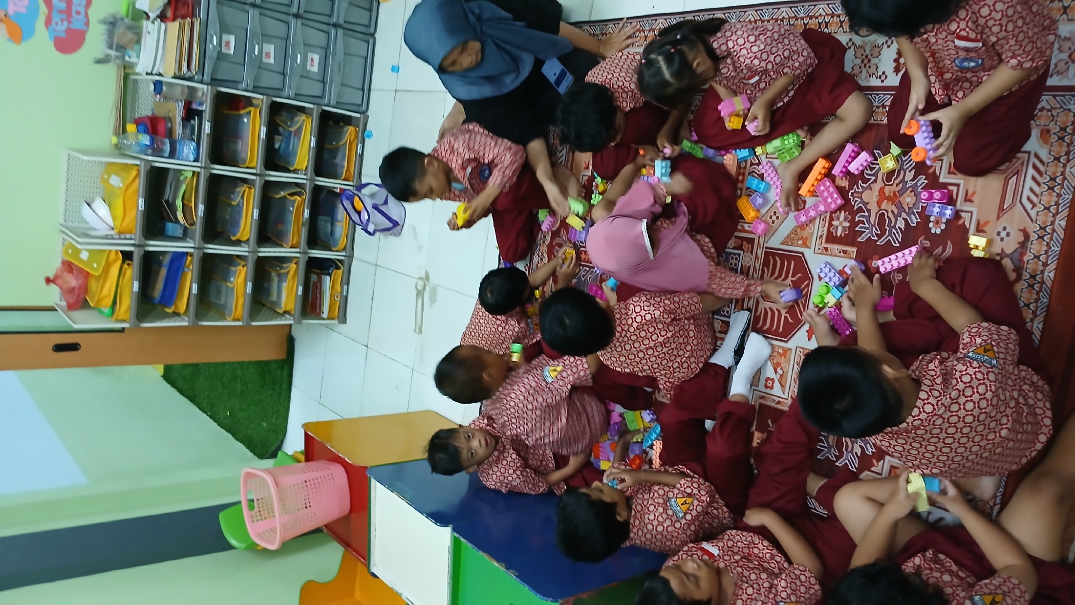 <p>Bermain lego bersama</p>
