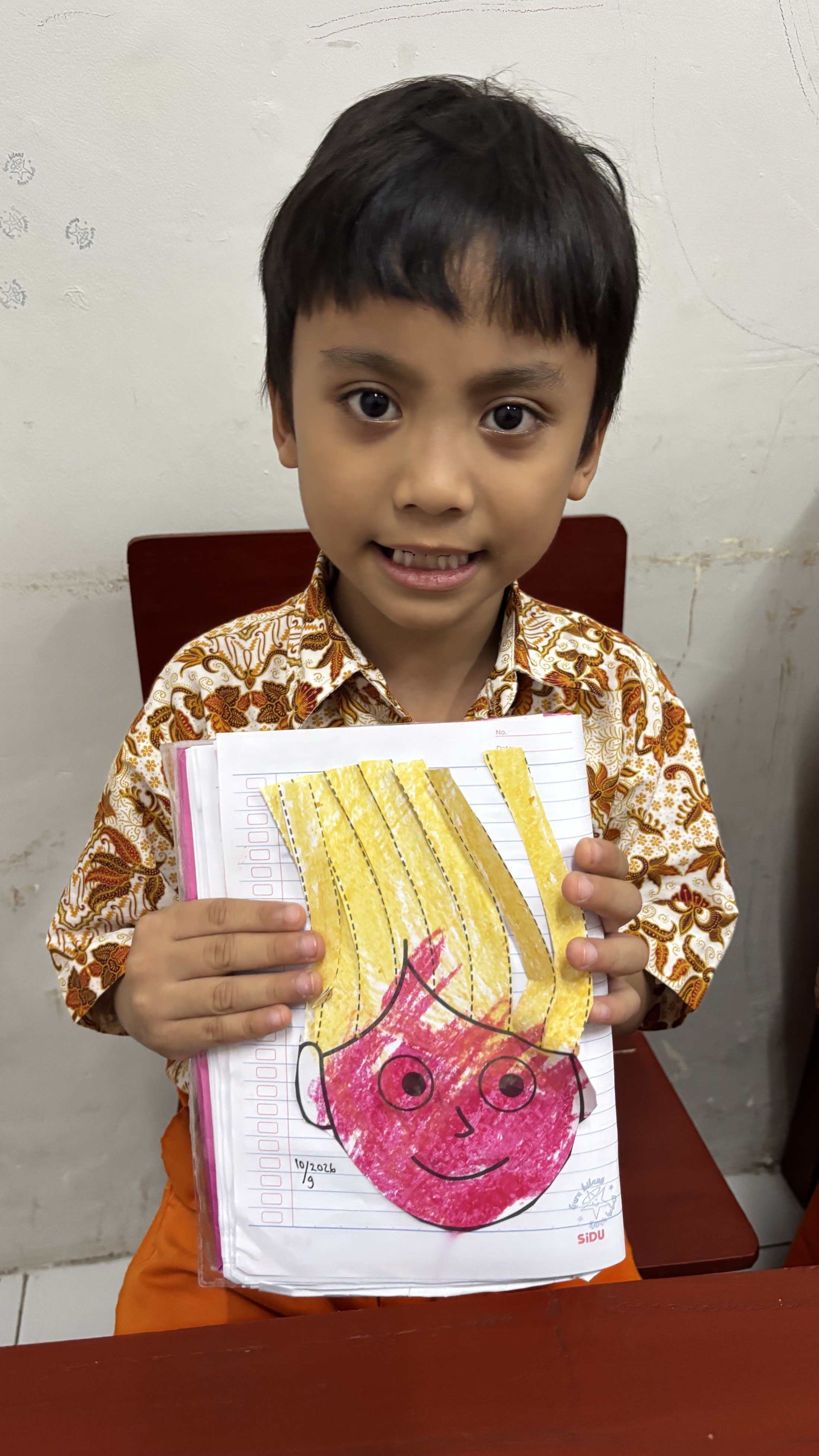 <p>Menggunting sesuai garis</p>