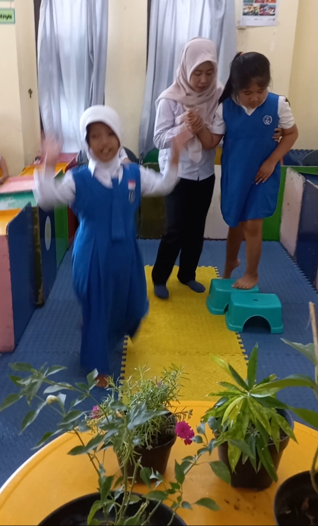 Naik dingklik kecil, menunjuk / menyebutkan nama tanaman
