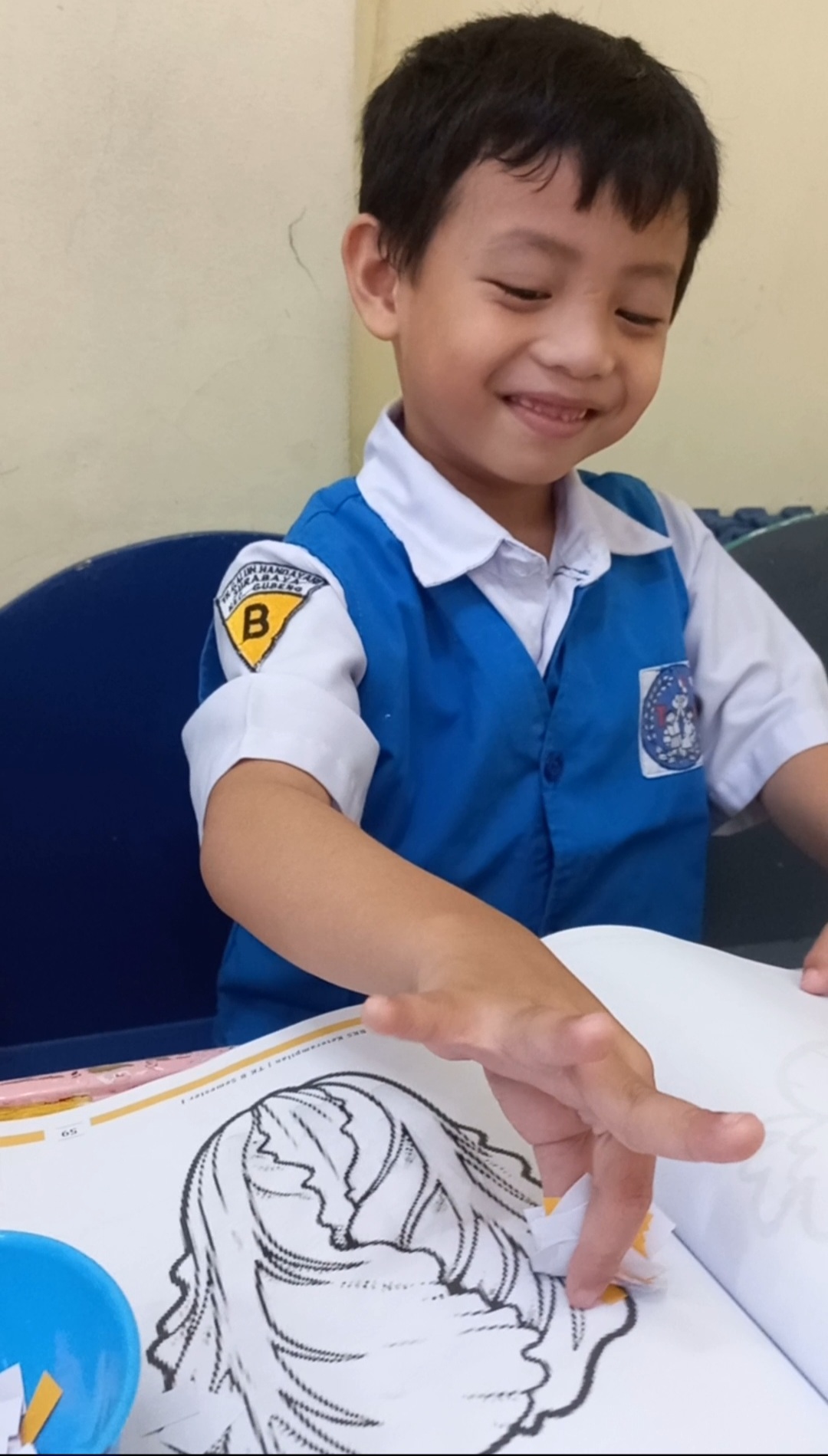 Mengkolase dengan media potongan kertas lipat