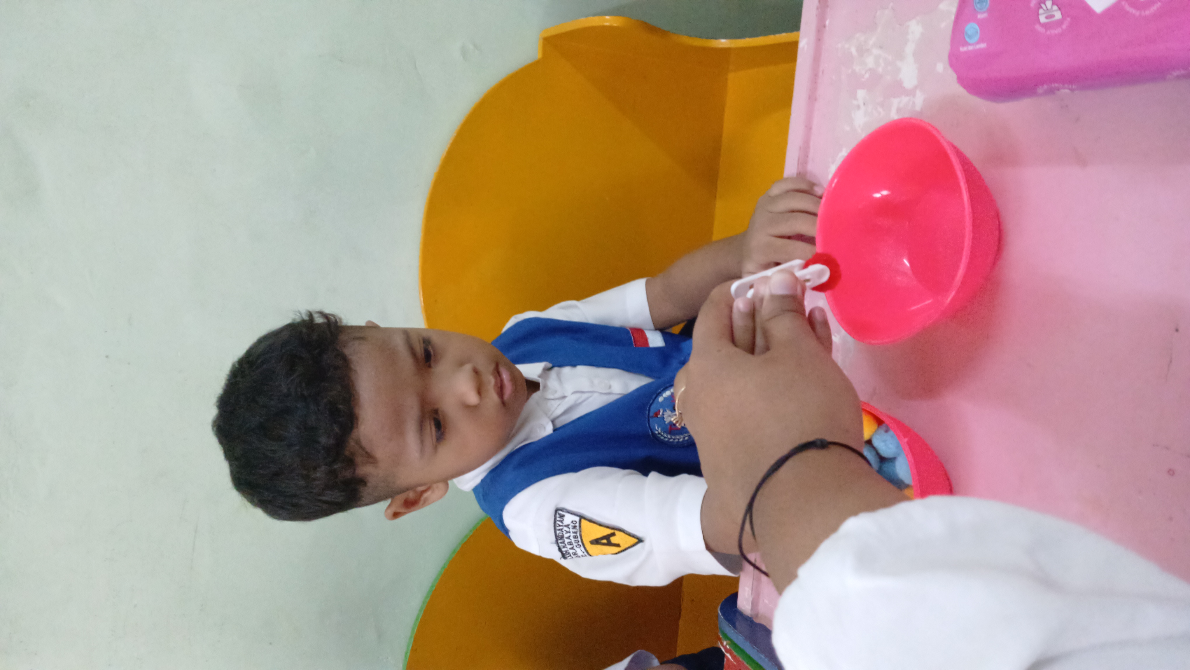 Memindahkan pom pom dengan capitan baju