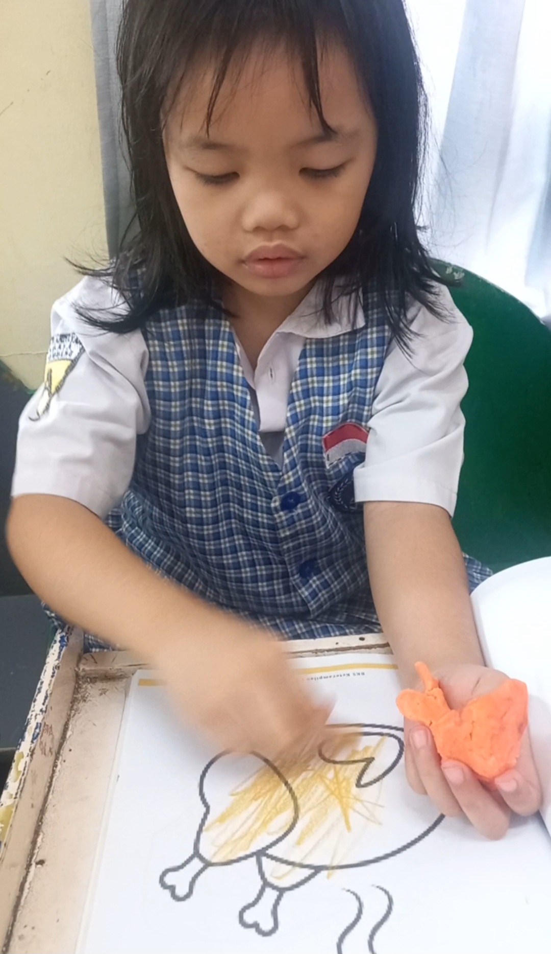 Mewarnai gambar dengan media crayon