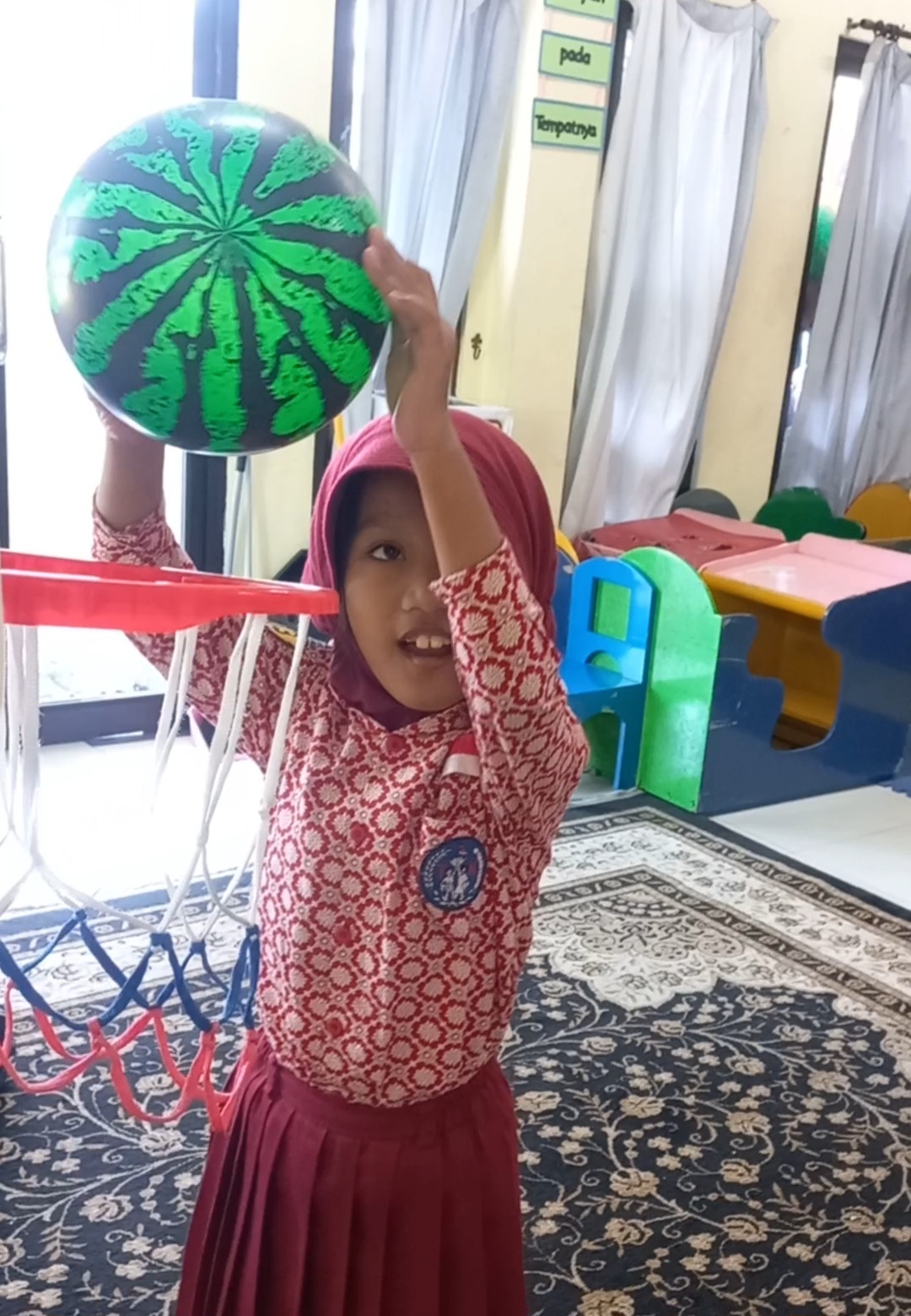 Memasukkan bola ke dalam ring basket