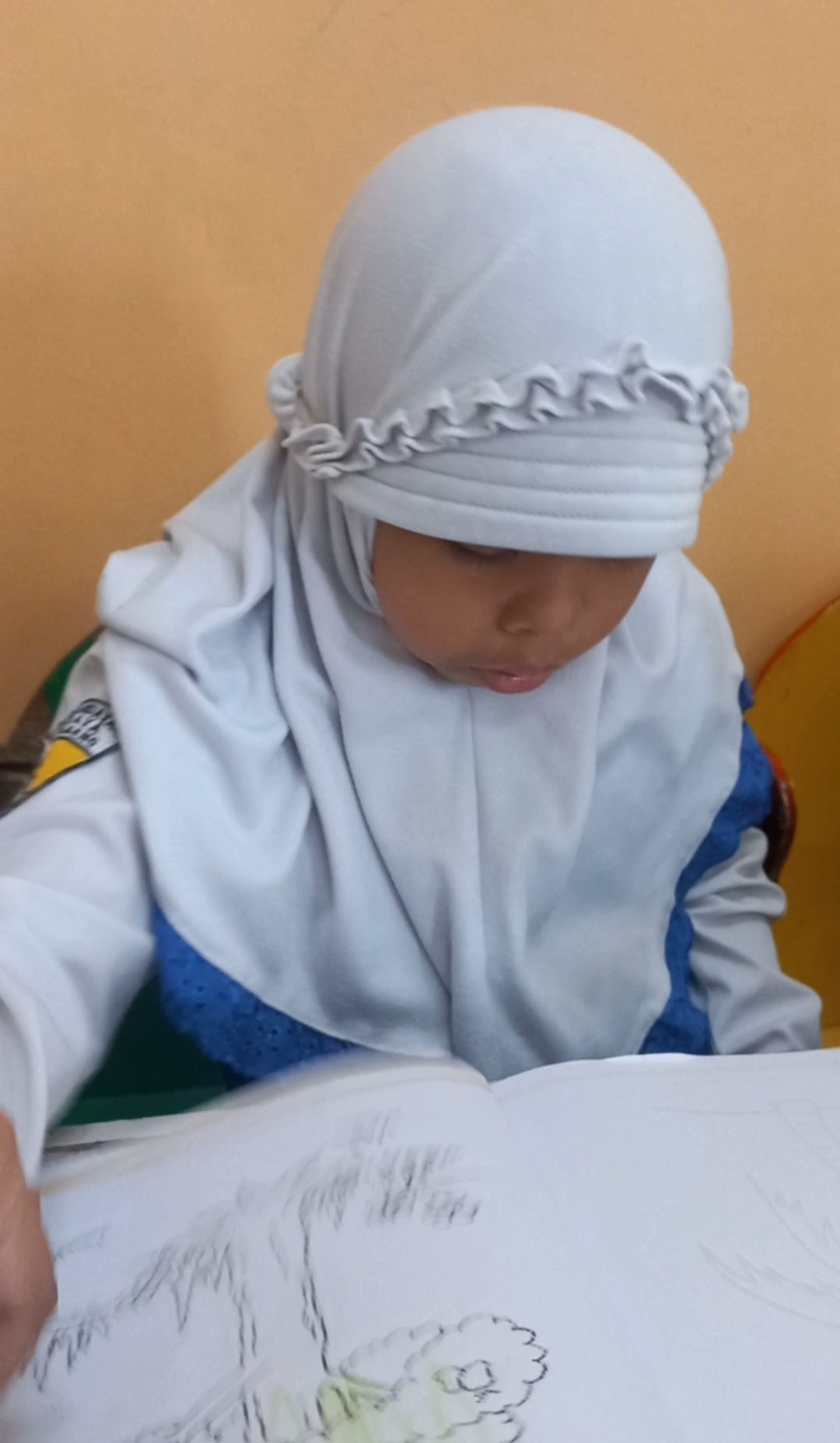 Mewarnai dengan media crayon