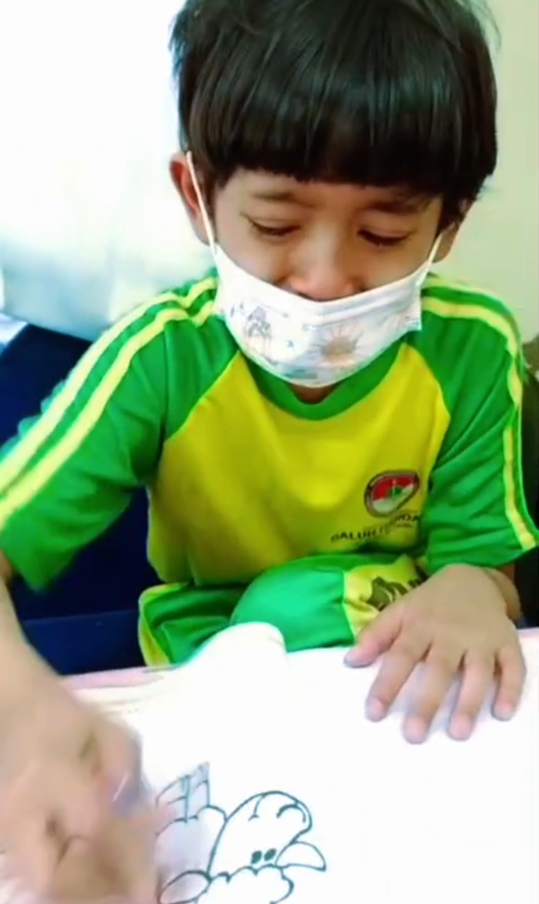 Mewarnai gambar sederhana dengan media crayon
