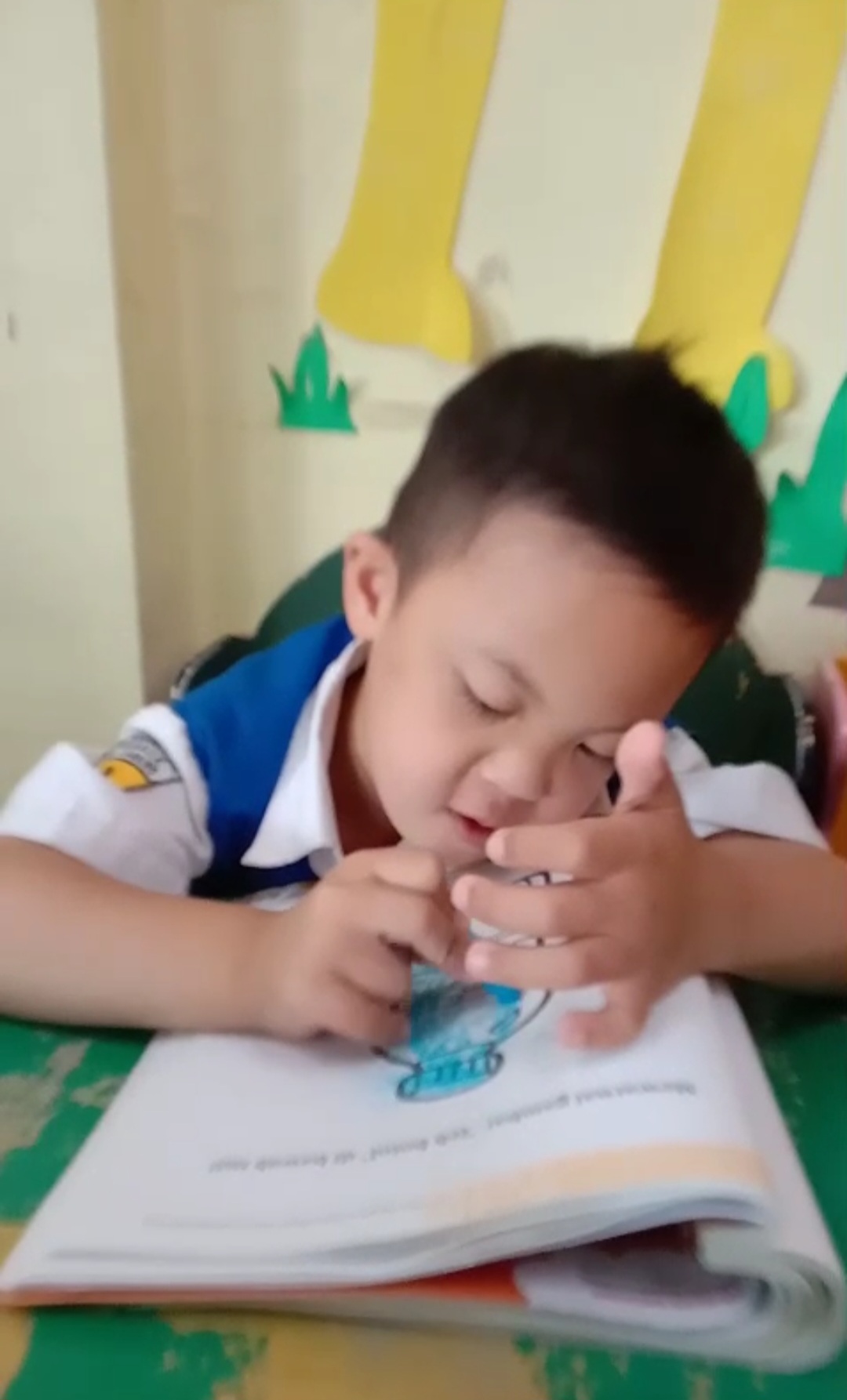 Mewarnai gambar dengan media crayon