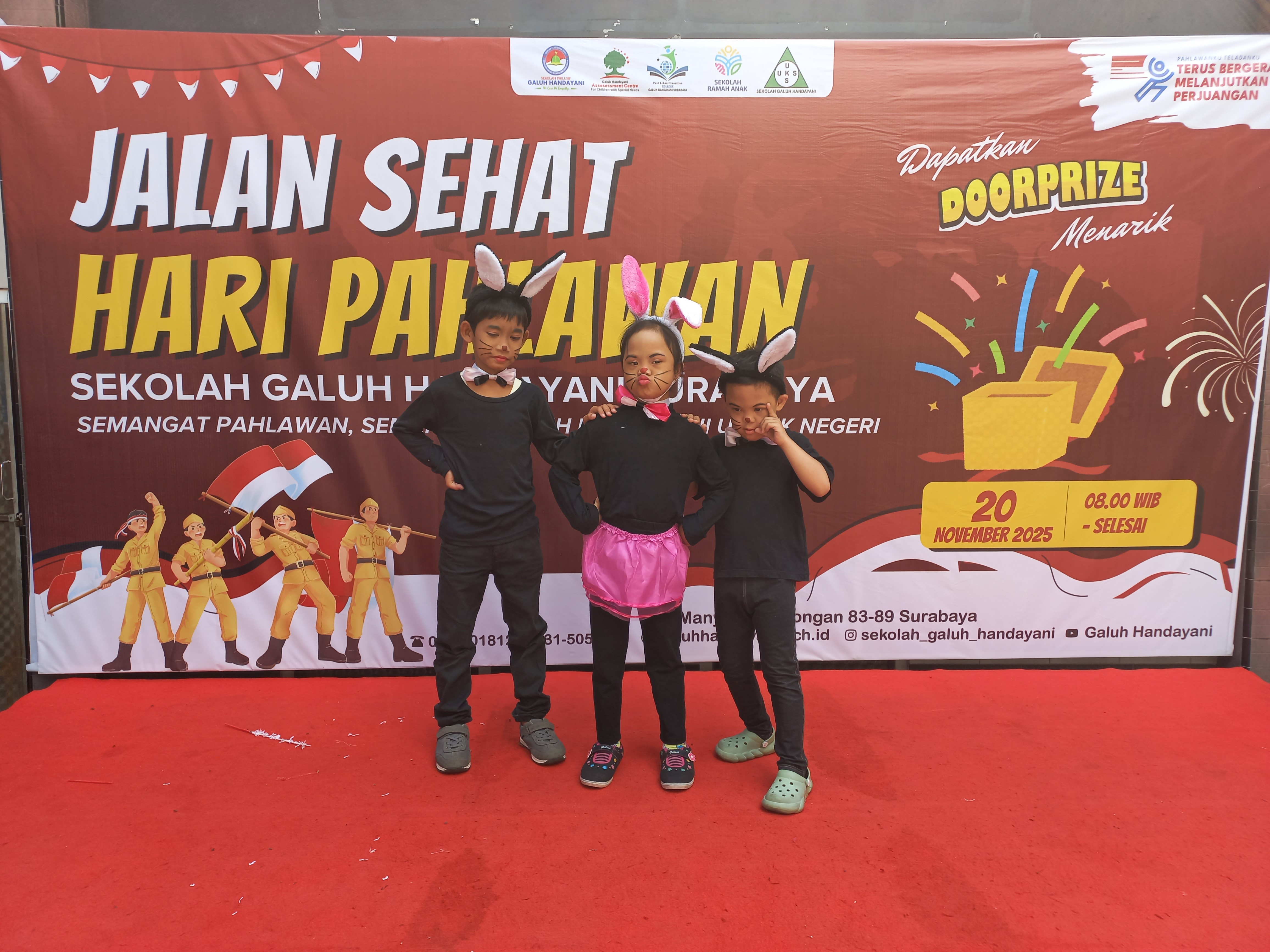 Tampilan gerak dan lagu (menirukan gerakan binatang)